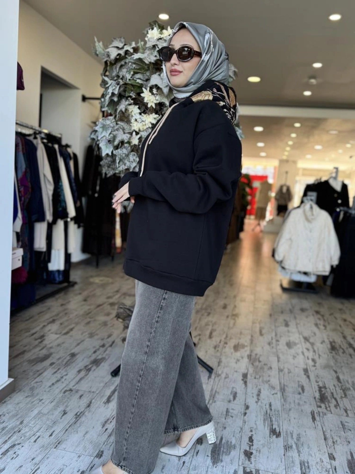 Vuu Sırtı Nakışlı Kapüşonlu Sweatshırt 24FW11V115