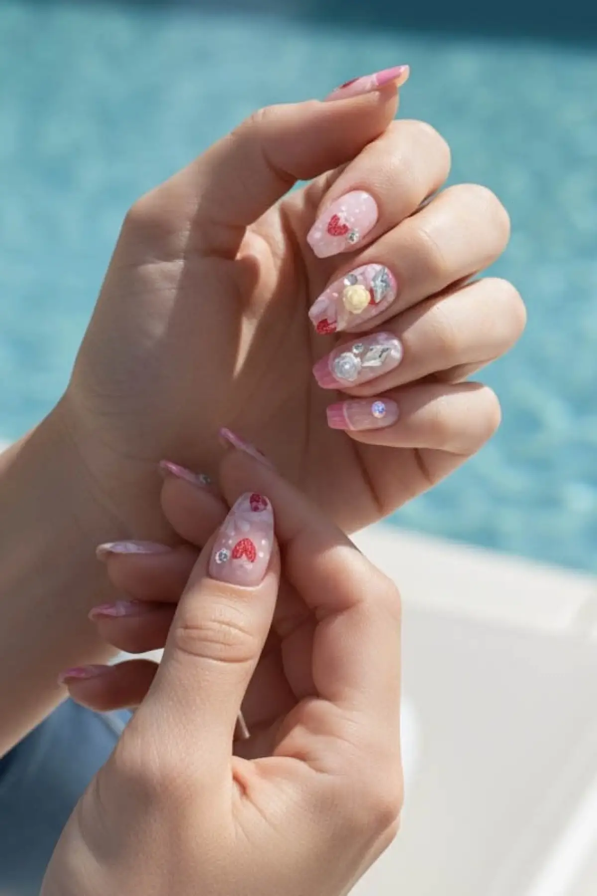 12li Pembe Renk Çilek Figürlü Taş Detaylı Takma Tırnak Set (Yapıştırıcılı)