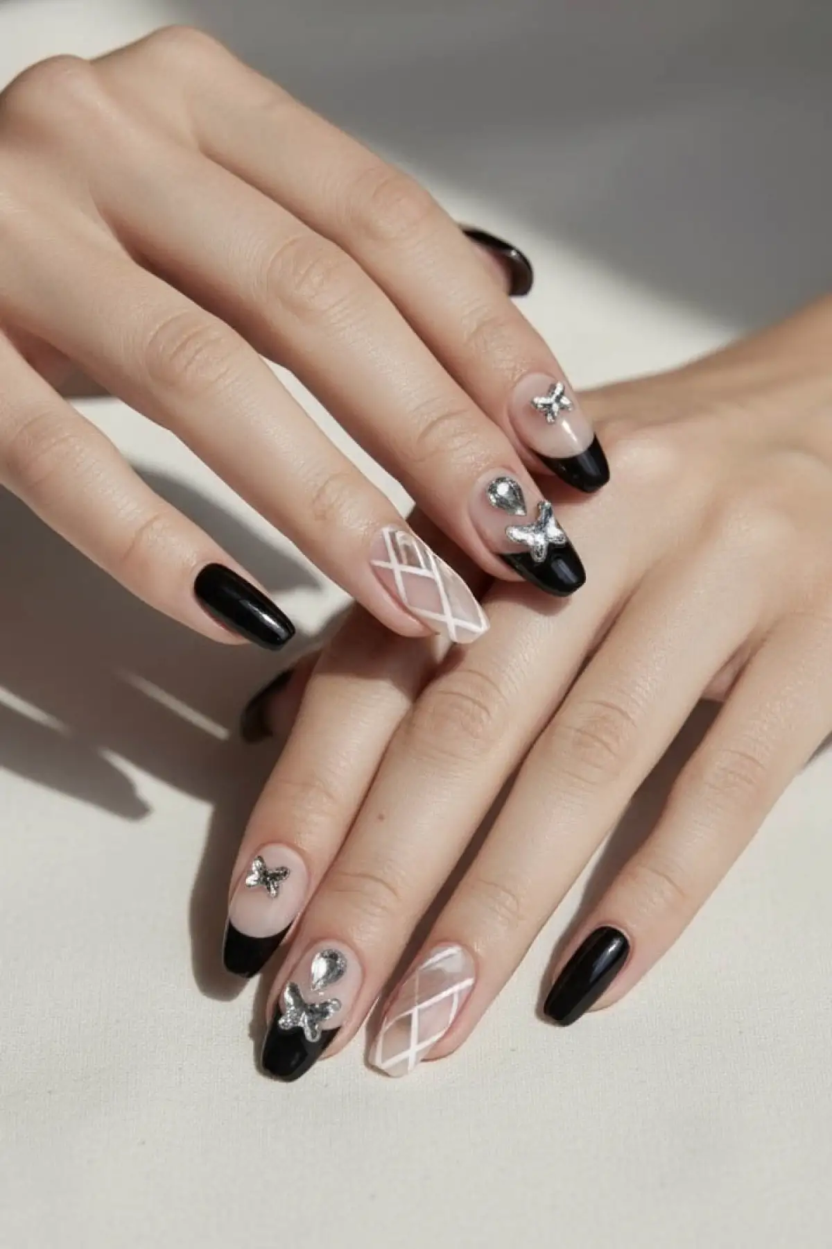 12li Siyah Ve Bej Renk Taş Detaylı Takma Tırnak Set (Yapıştırıcılı)