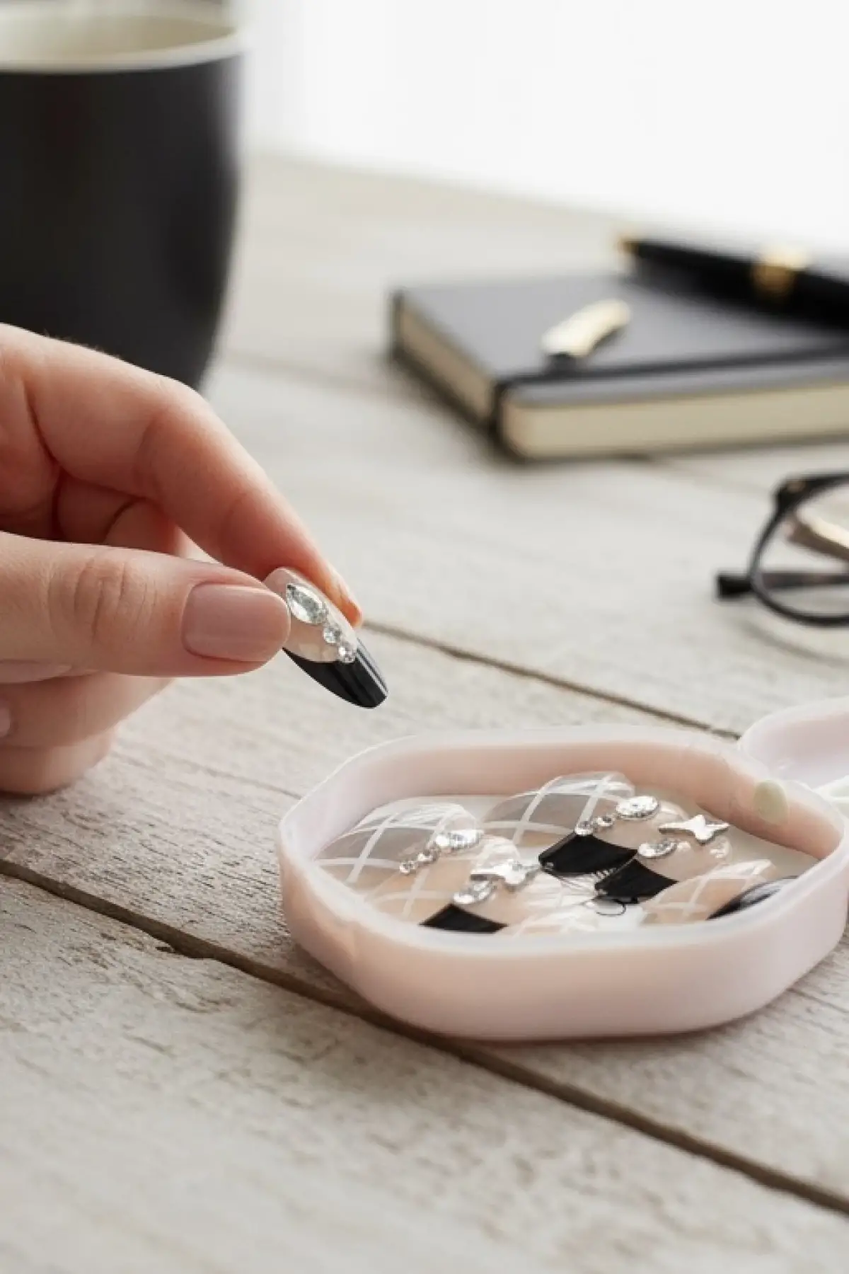 12li Siyah Ve Bej Renk Taş Detaylı Takma Tırnak Set (Yapıştırıcılı)