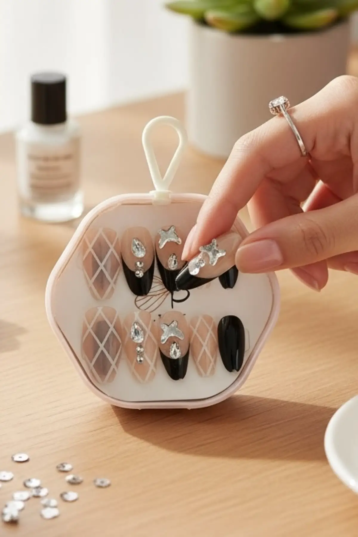 12li Siyah Ve Bej Renk Taş Detaylı Takma Tırnak Set (Yapıştırıcılı)