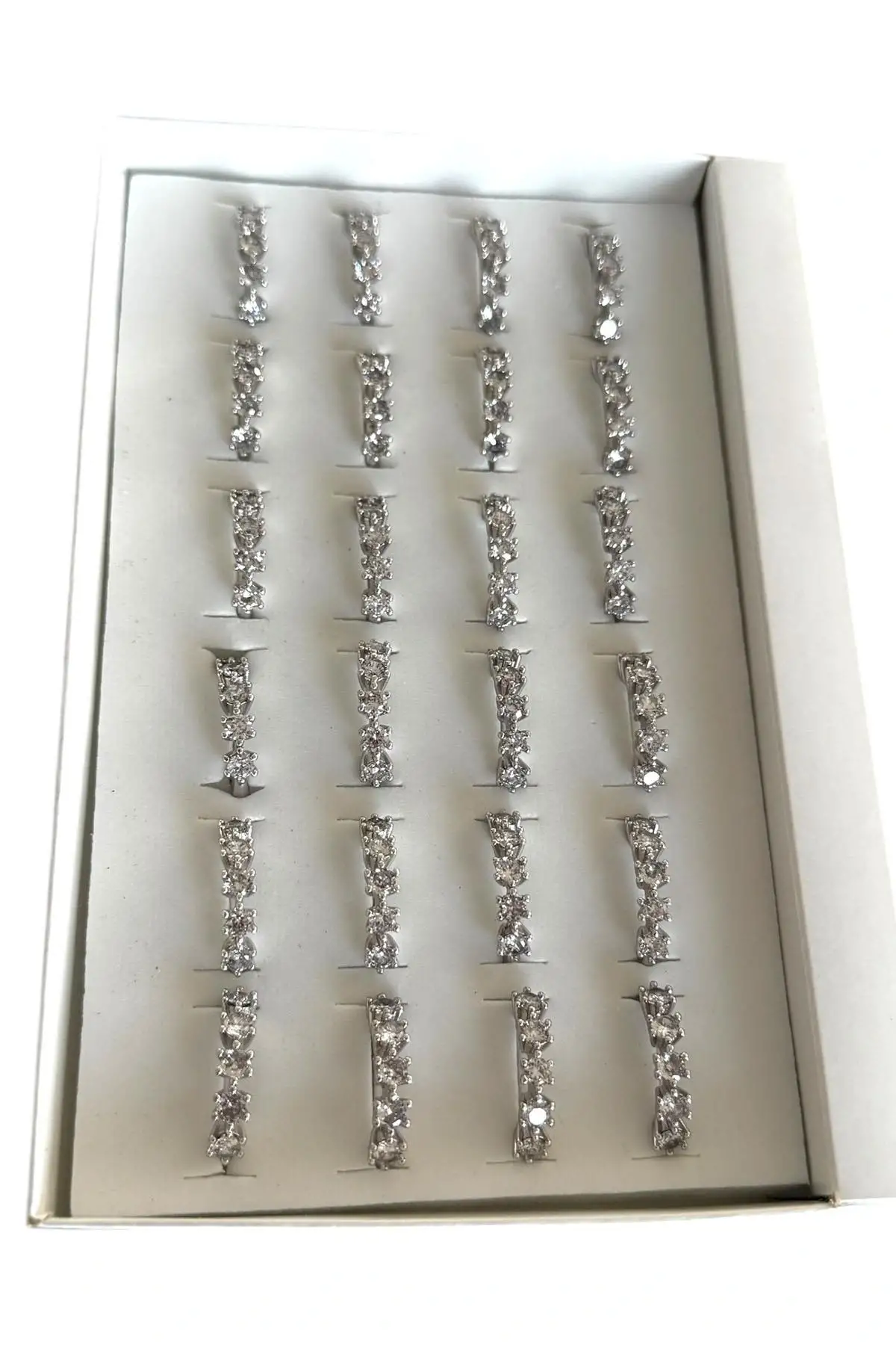 24lü Gümüş Renk Beştaş Detaylı Yüzük Set