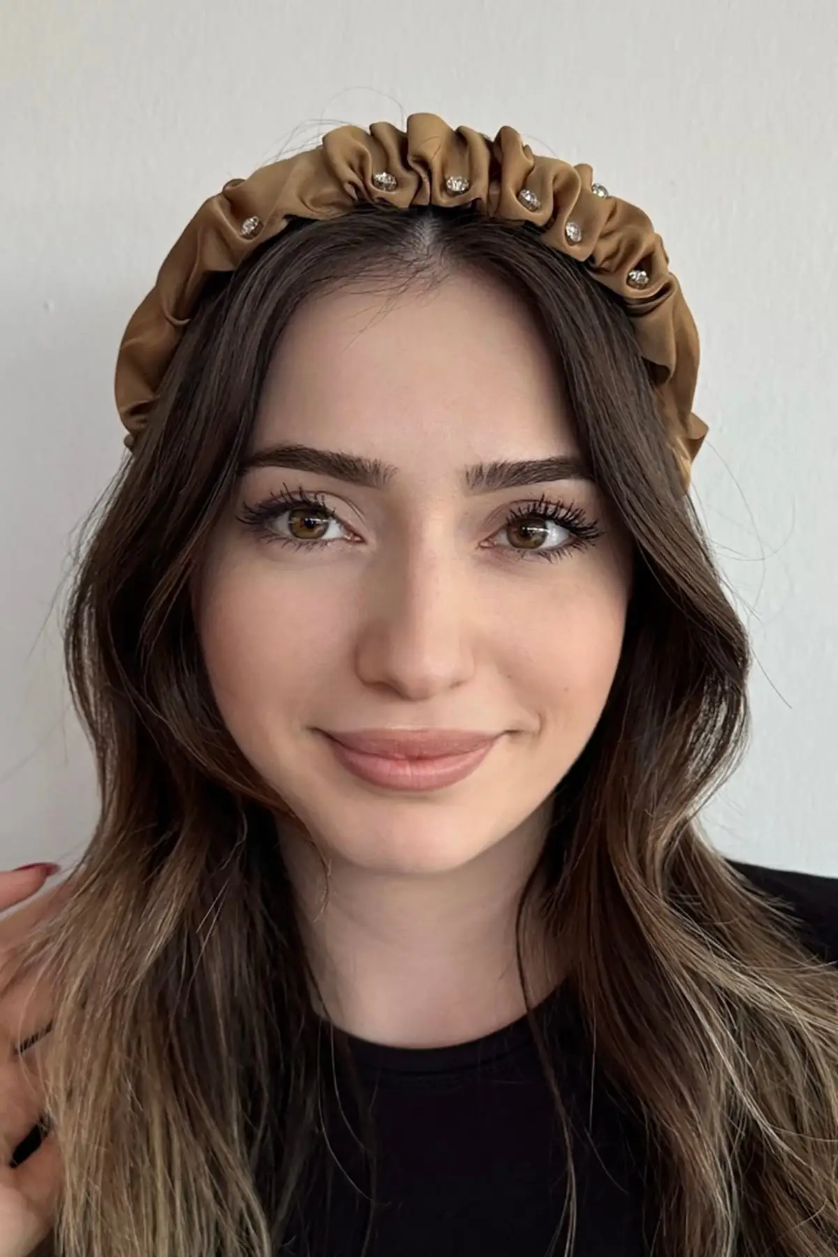 Açık Kahverengi Taş Detaylı Büzgülü Taç