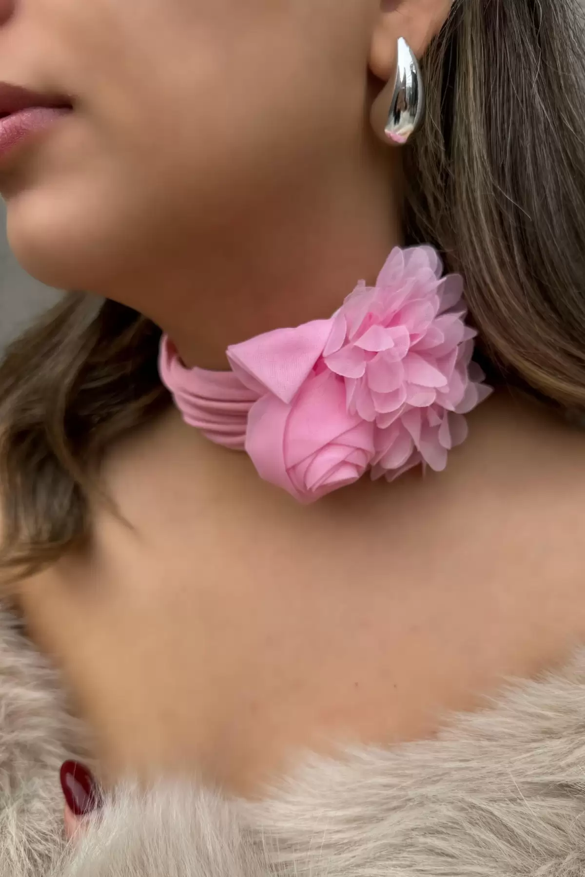 Açık Pembe Renk Çiçek Detaylı Choker Kolye