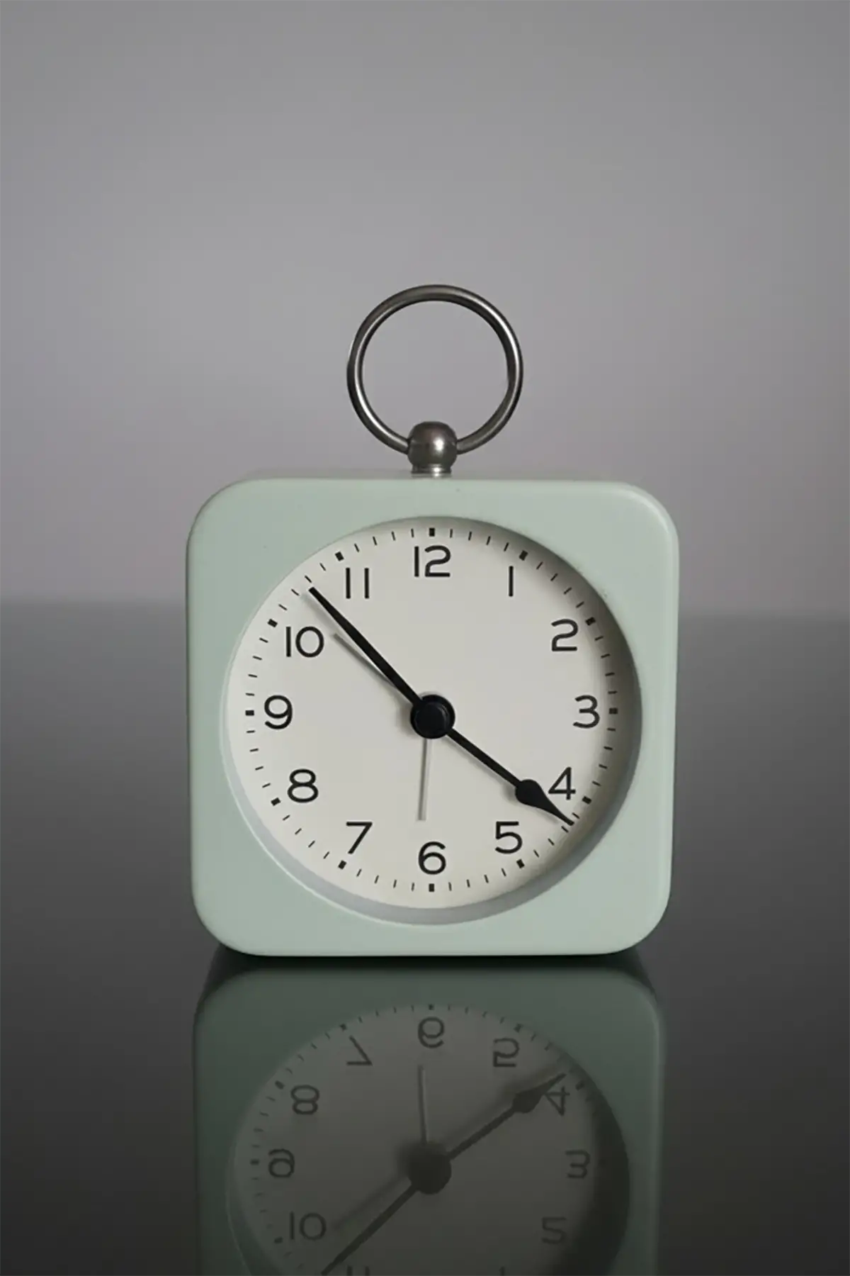 Açık Yeşil Renk Dekoratif Işıklı Alarmlı Masa Saati