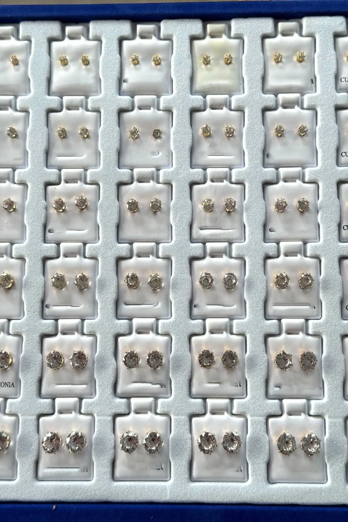 Altın Renk 36lı Taş Detaylı Küpe Set