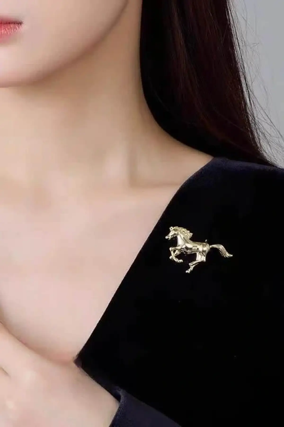 Altın Renk At Figürlü Broş