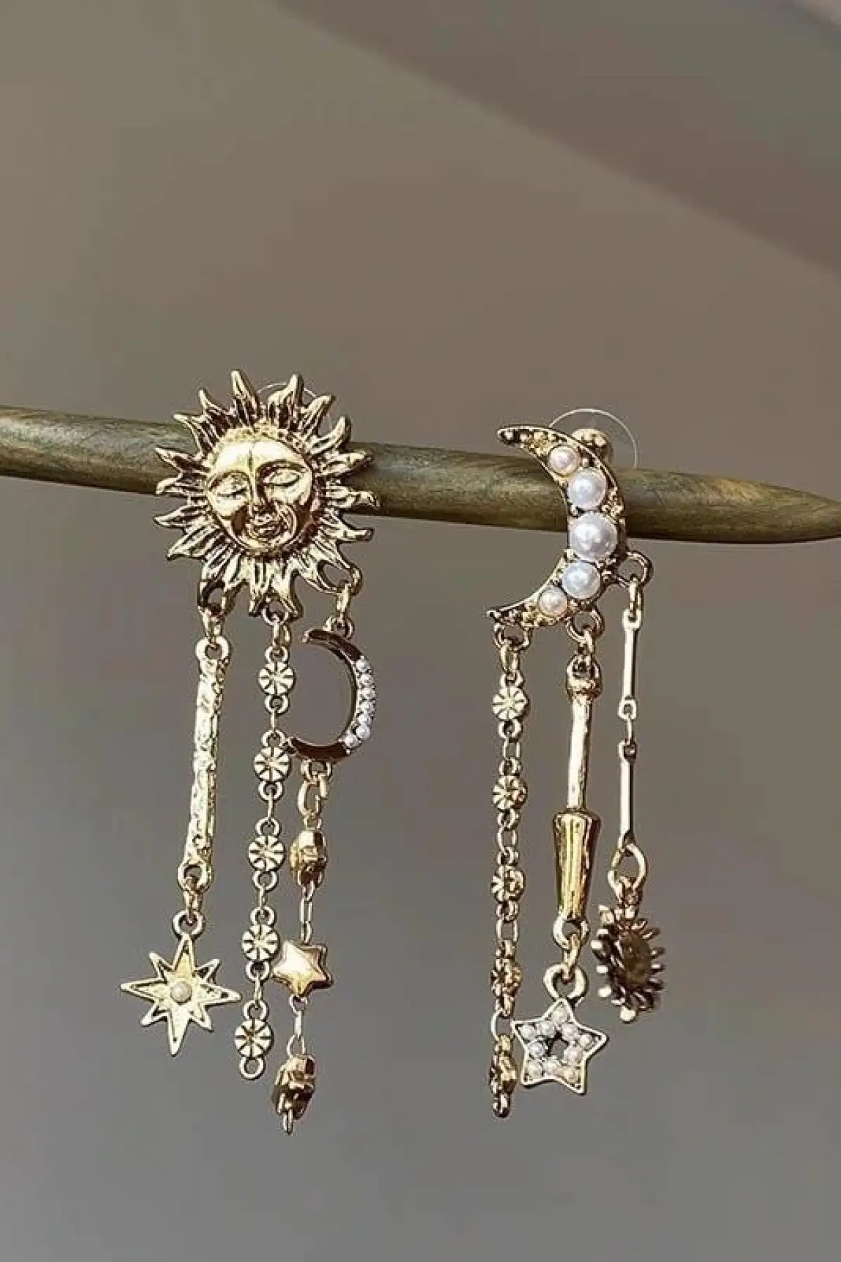 Altın Renk Ay Ve Güneş Figürlü Küpe (Çift)