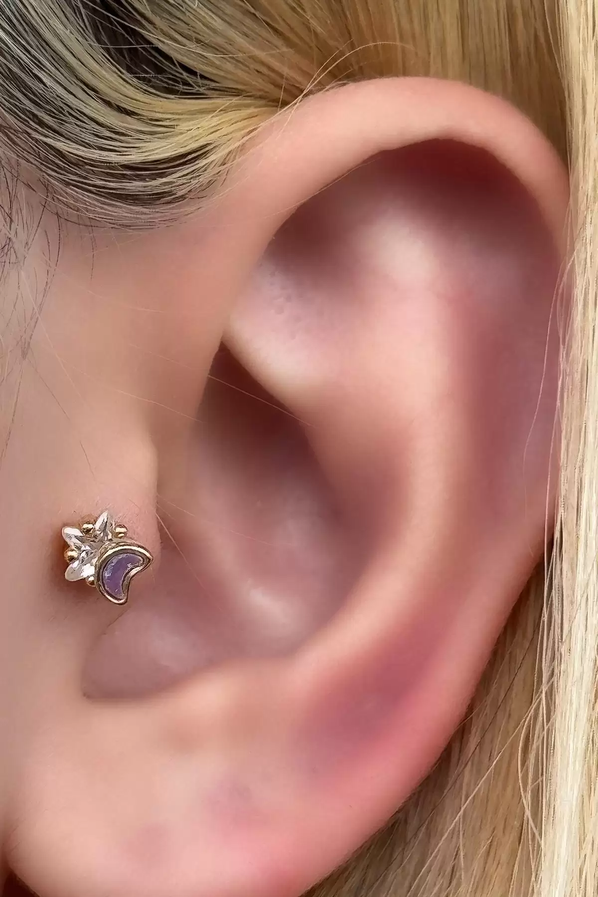 Altın Renk Ay Ve Yıldız Figürlü Taşlı Cerrahi Çelik Tragus/Kıkırdak Küpe/Piercing (Tek)