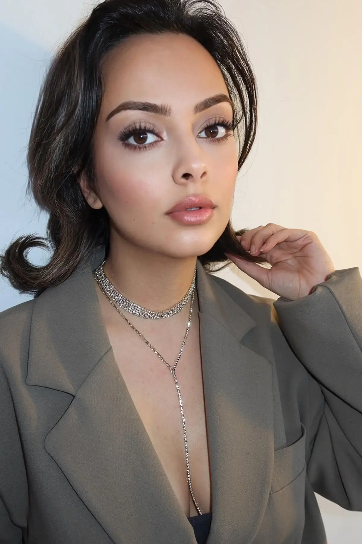 Altın Renk Beş Sıra Taş Detaylı Choker Kolye/ Vücut Aksesuarı