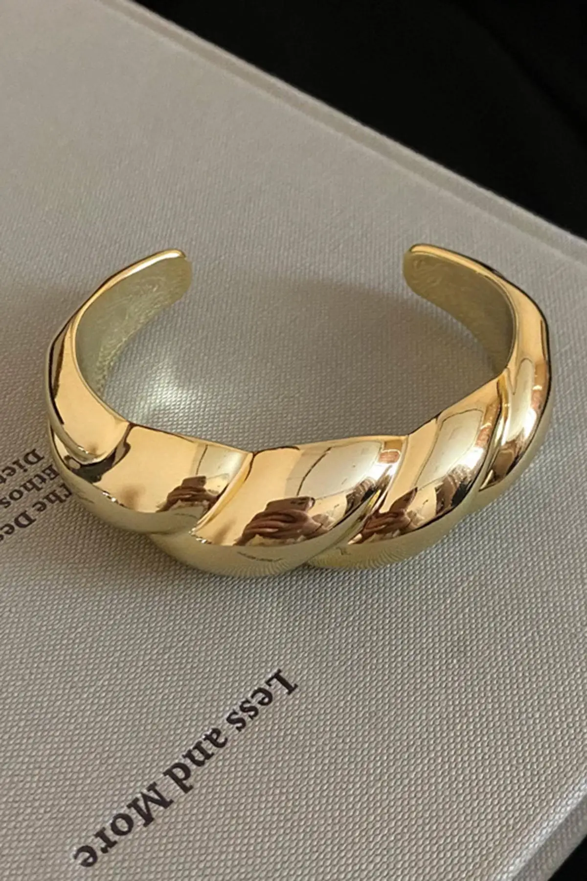 Altın Renk Burgu Detaylı Plaka Kelepçe Bileklik