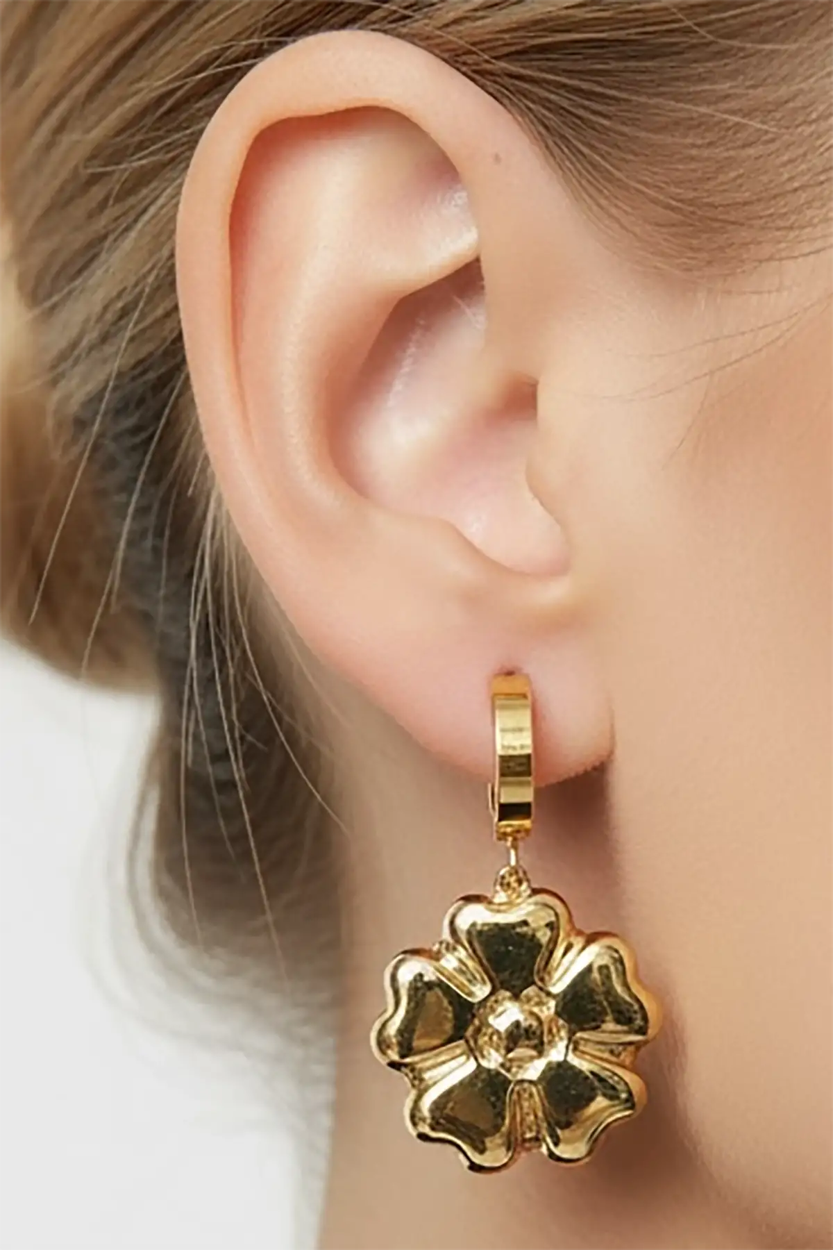 Altın Renk Çiçek Figürlü Çelik Küpe (Çift)