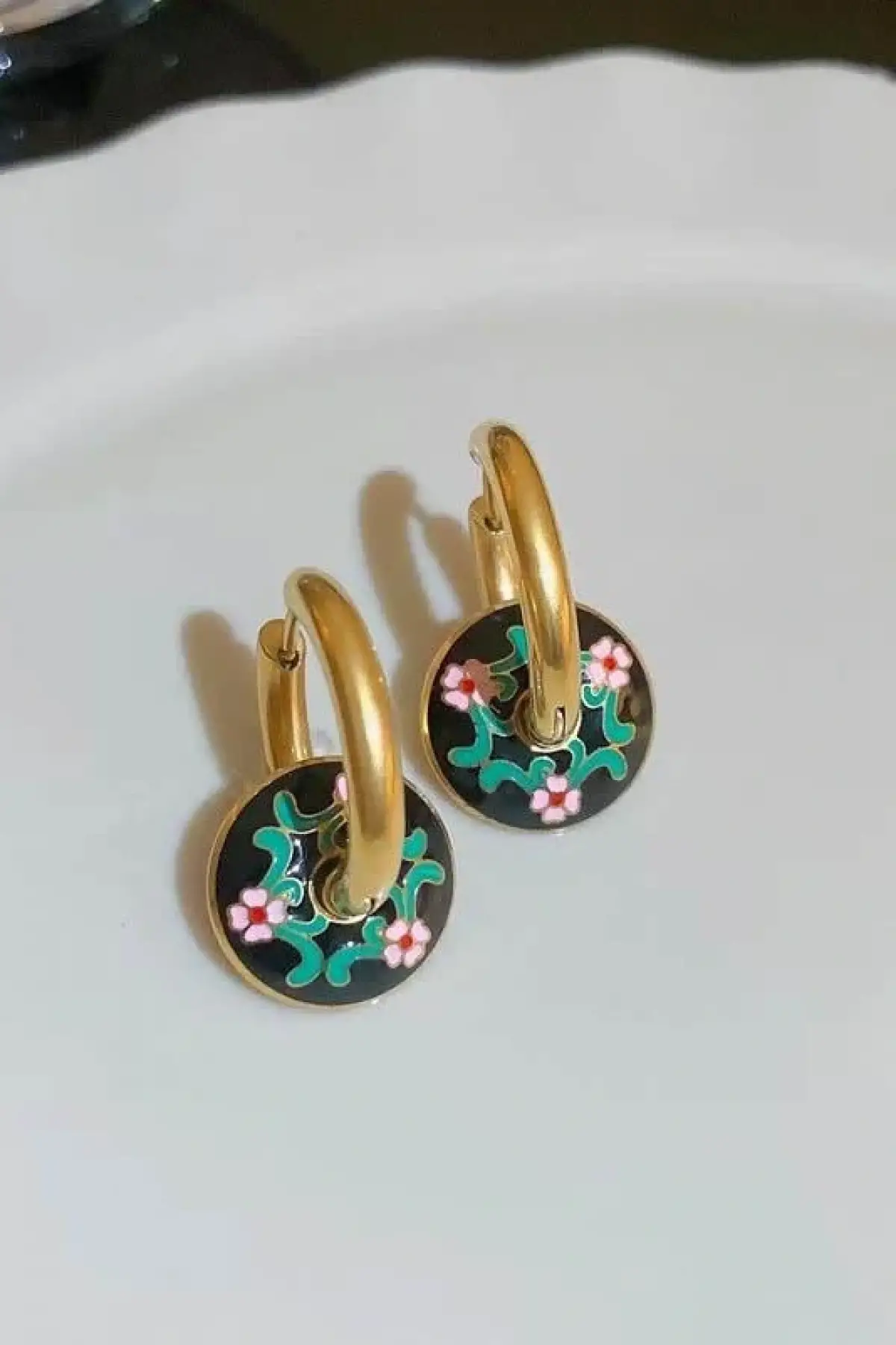 Altın Renk Çiçek Figürlü Çelik Küpe (Çift)