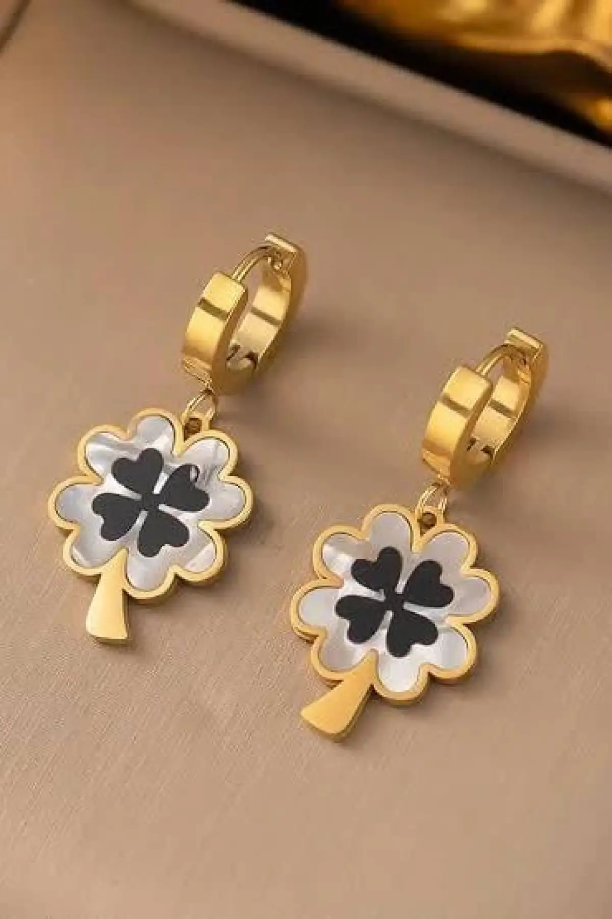 Altın Renk Çiçek Figürlü Çelik Küpe (Çift)