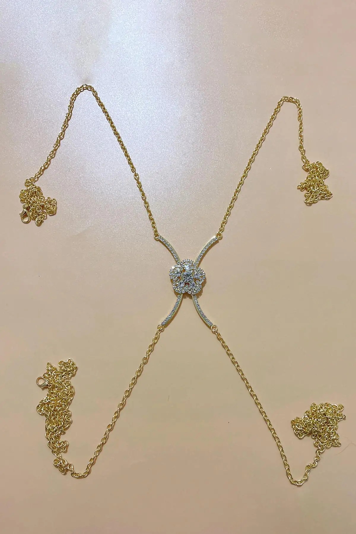 Altın Renk Çiçek Figürlü Taş Detaylı Tasarım Vücut Aksesuar