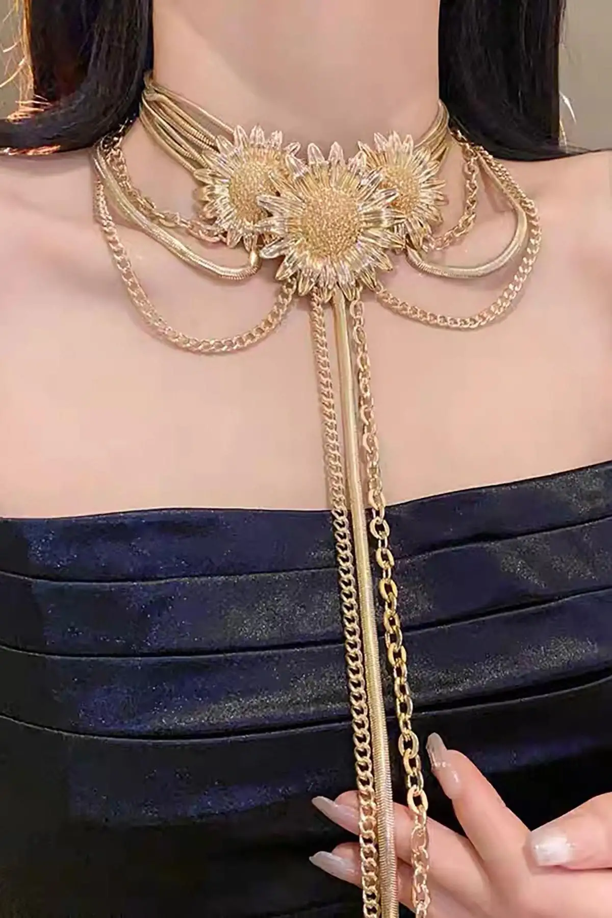 Altın Renk Çiçek Figürlü Tasarım Kolye