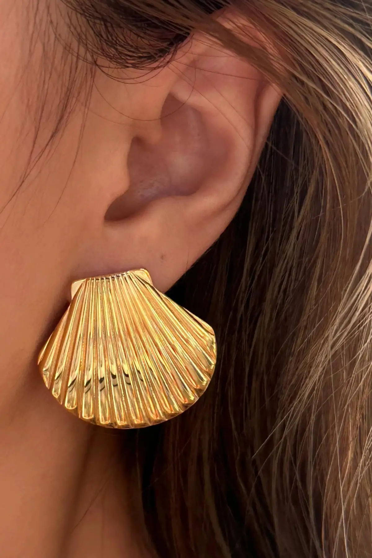 Altın Renk Deniz Kabuğu Figürlü Çelik Küpe (Çift)