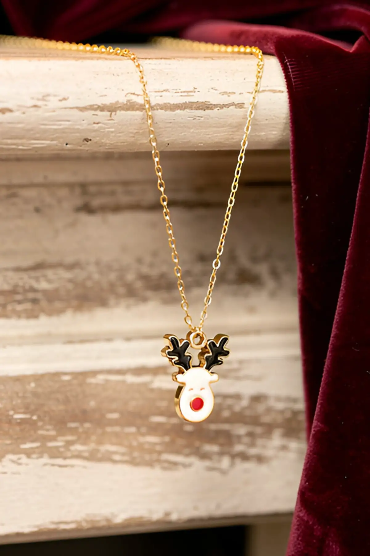 Altın Renk Geyik Figürlü Çelik Yılbaşı Kolyesi