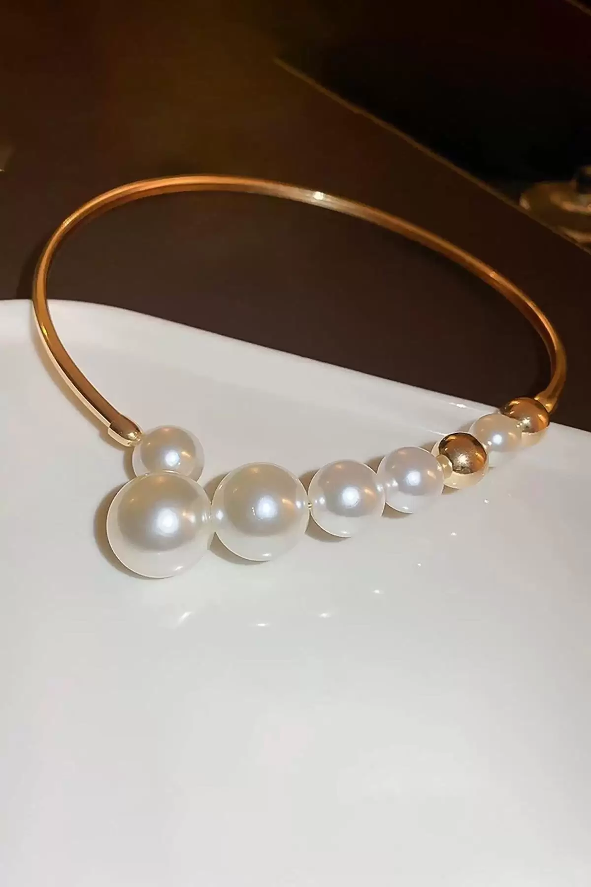 Altın Renk İnci Detaylı Metal Choker Kolye
