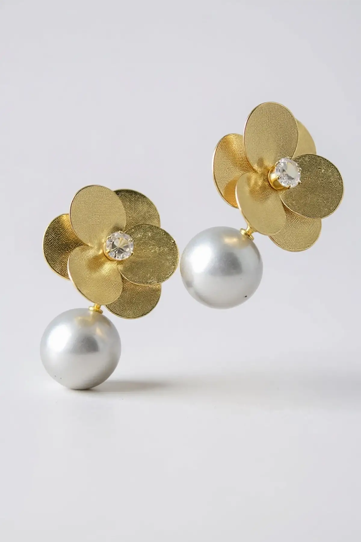 Altın Renk İnci ve Çiçek Detaylı 14k Altın Kaplama  Küpe (Çift)