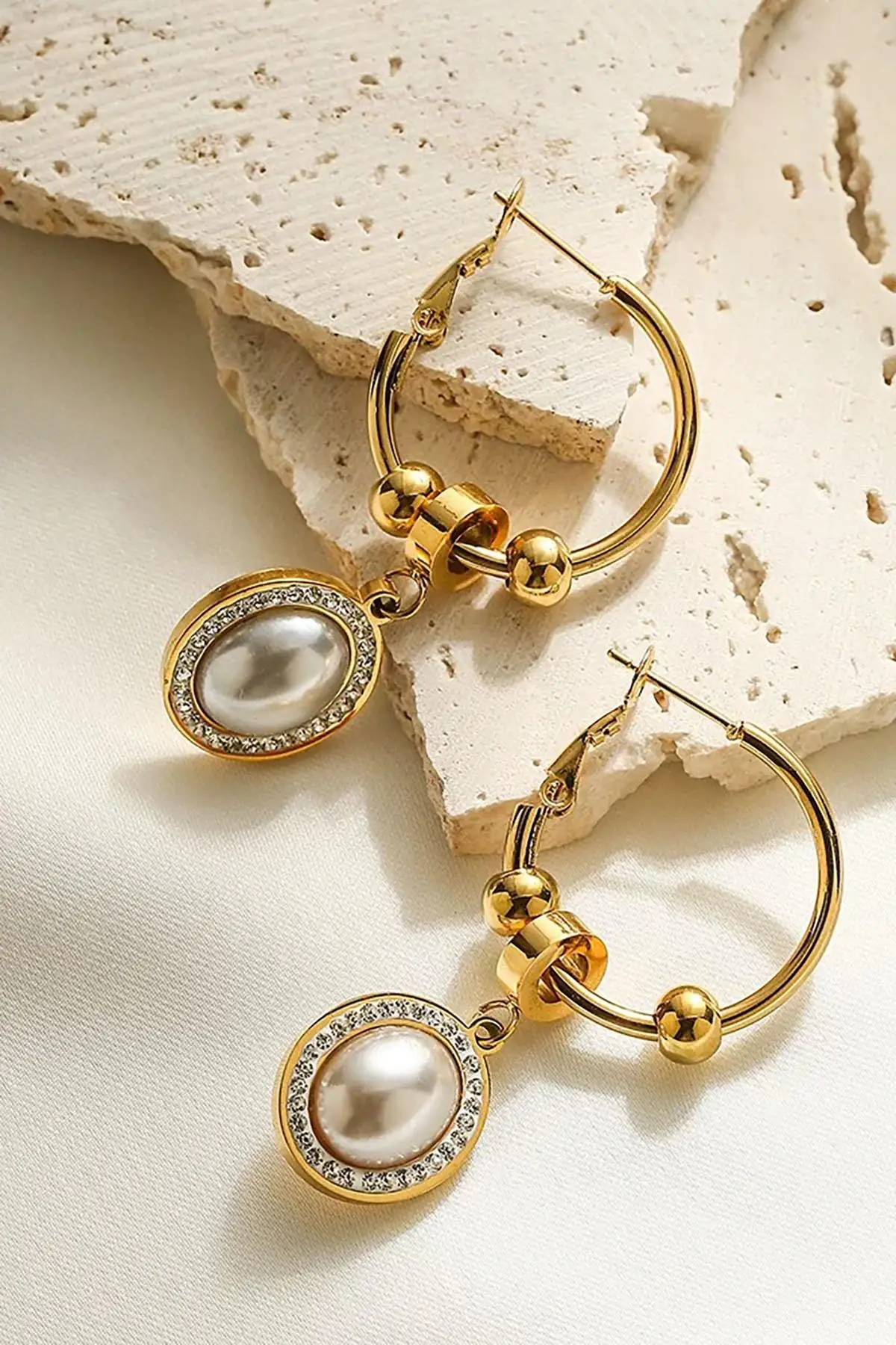 Altın Renk İnci Ve Taş Detaylı Çelik Küpe (Çift)