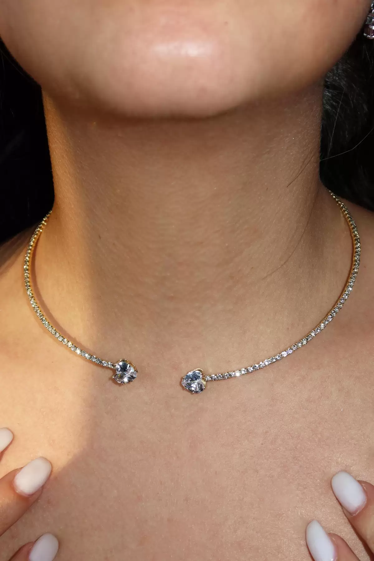 Altın Renk Kalp Detaylı Taşlı Choker Kolye