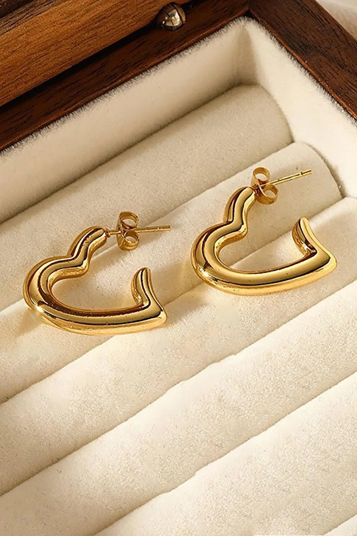 Altın Renk Kalp Figürlü Çelik Küpe (Çift)