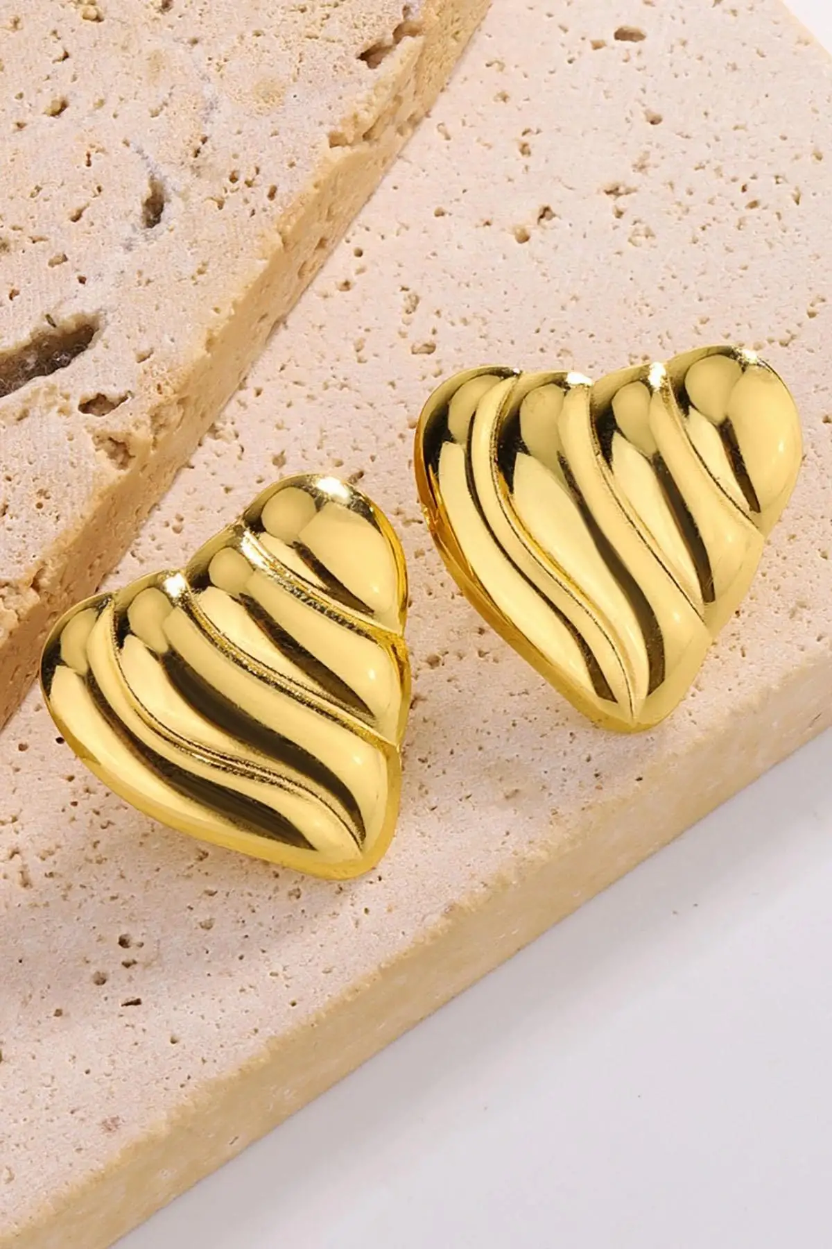 Altın Renk Kalp Figürlü Çelik Küpe (Çift)