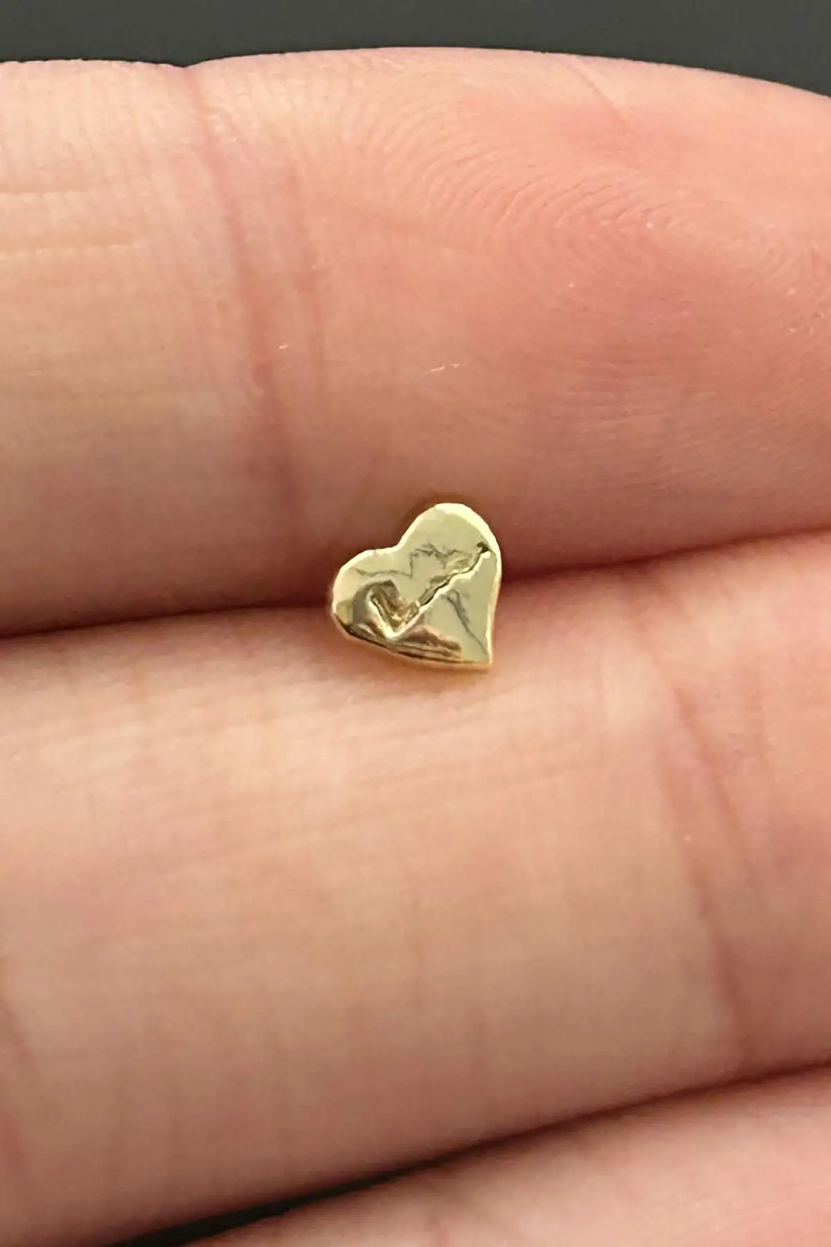 Altın Renk Kalp Figürlü Cerrahi Çelik Tragus/Kıkırdak Küpe/Piercing (Tek)