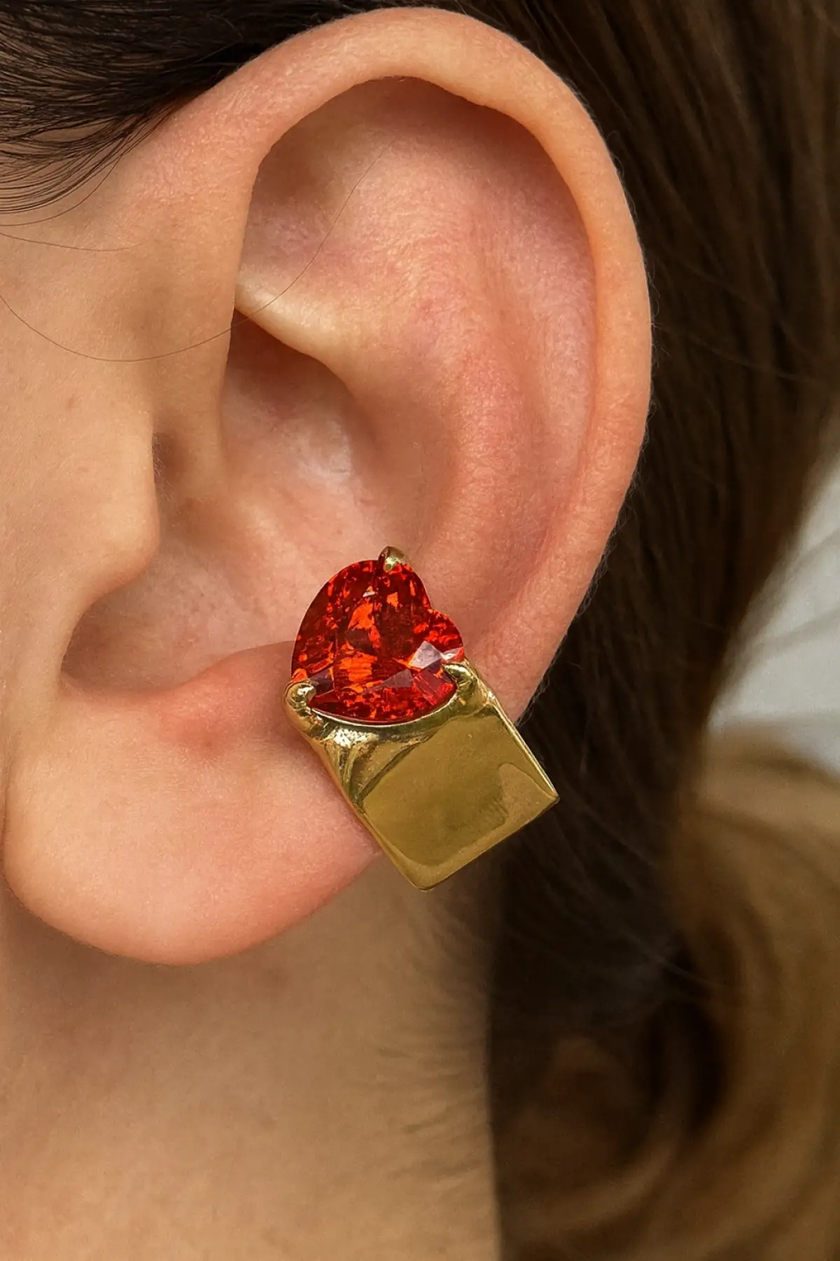 Altın Renk Kalp Figürlü Kırmızı Taş Detaylı 14K Altın Kaplama Ear Cuff (Tek)