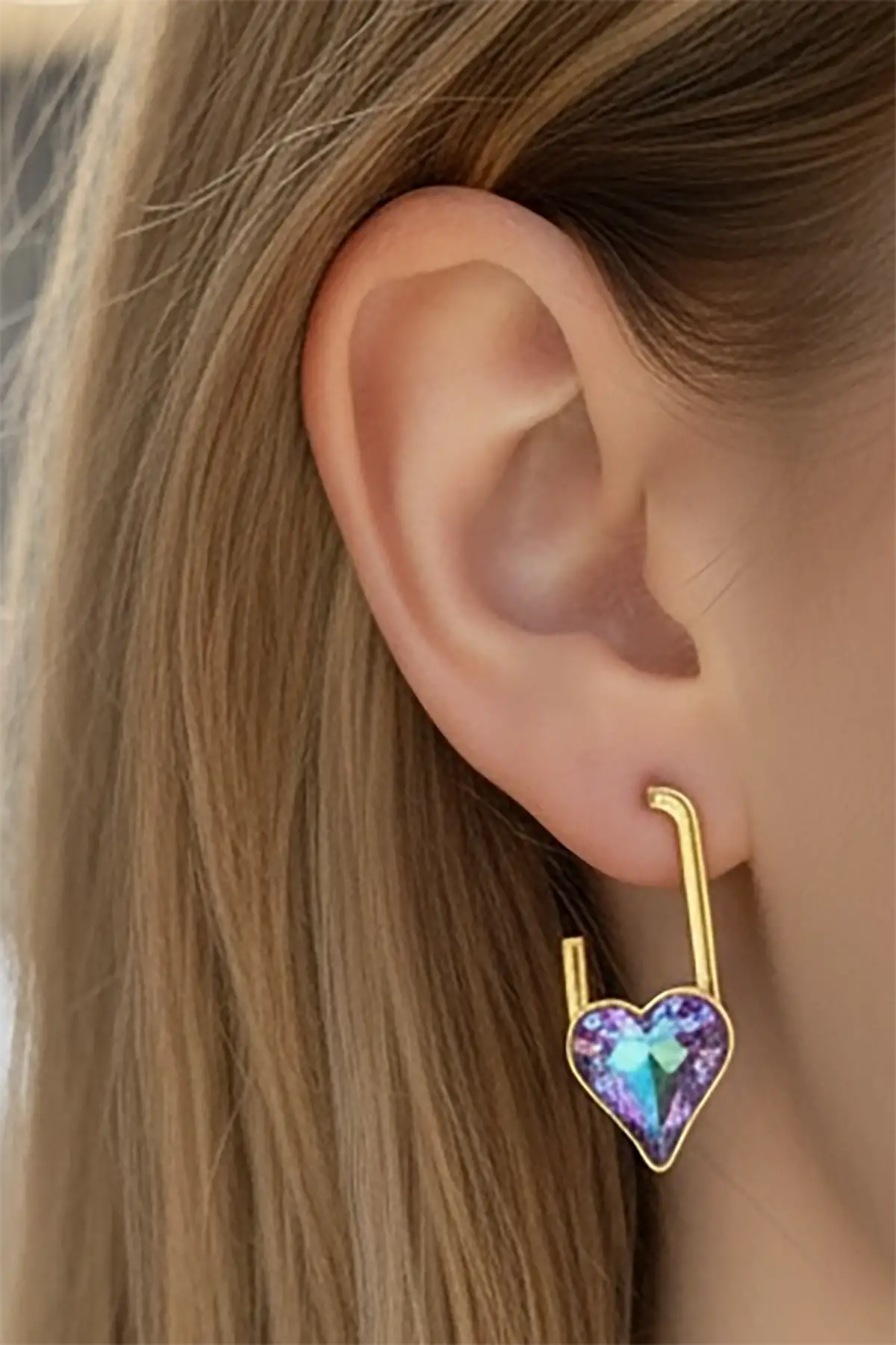 Altın Renk Kalp Figürlü Taş Detaylı Çelik Küpe (Çift)