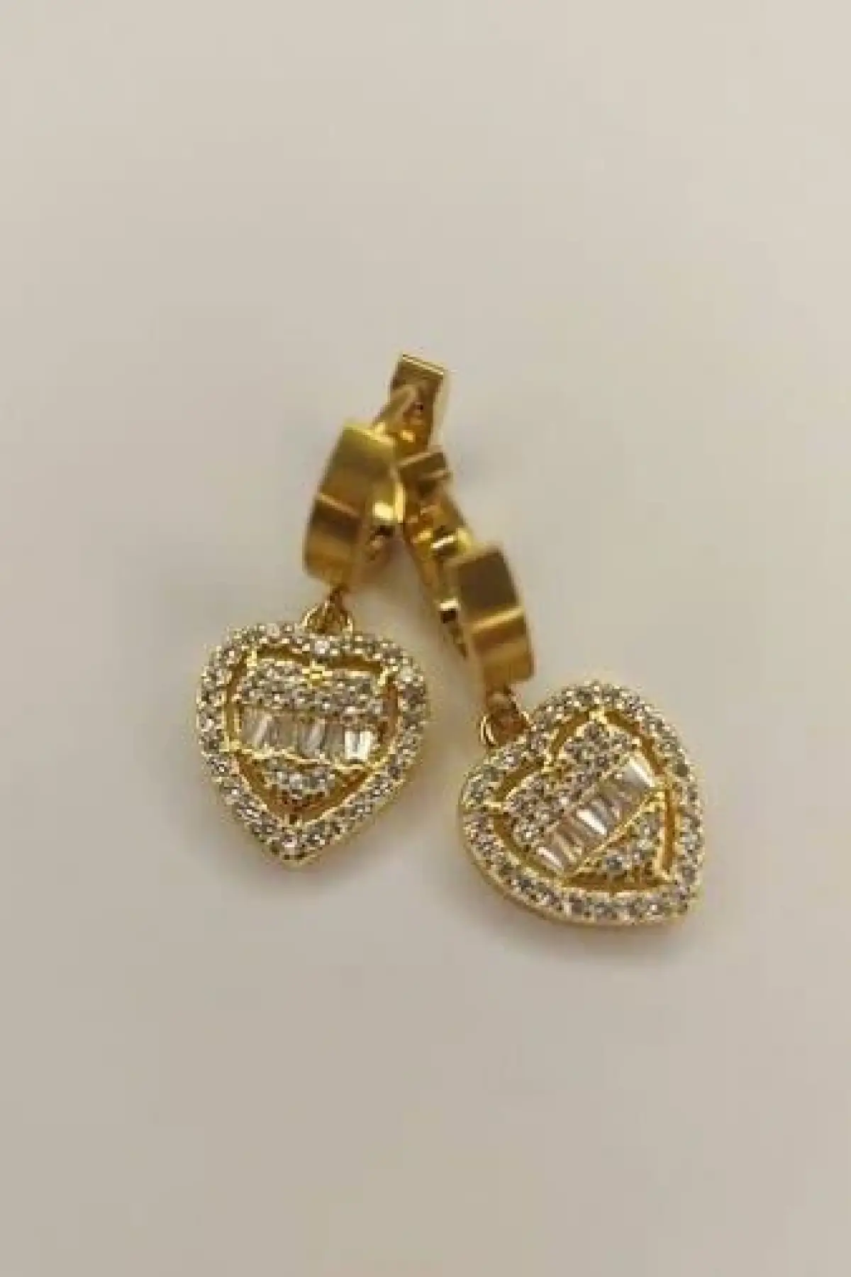 Altın Renk Kalp Figürlü Taş Detaylı Çelik Küpe (Çift)