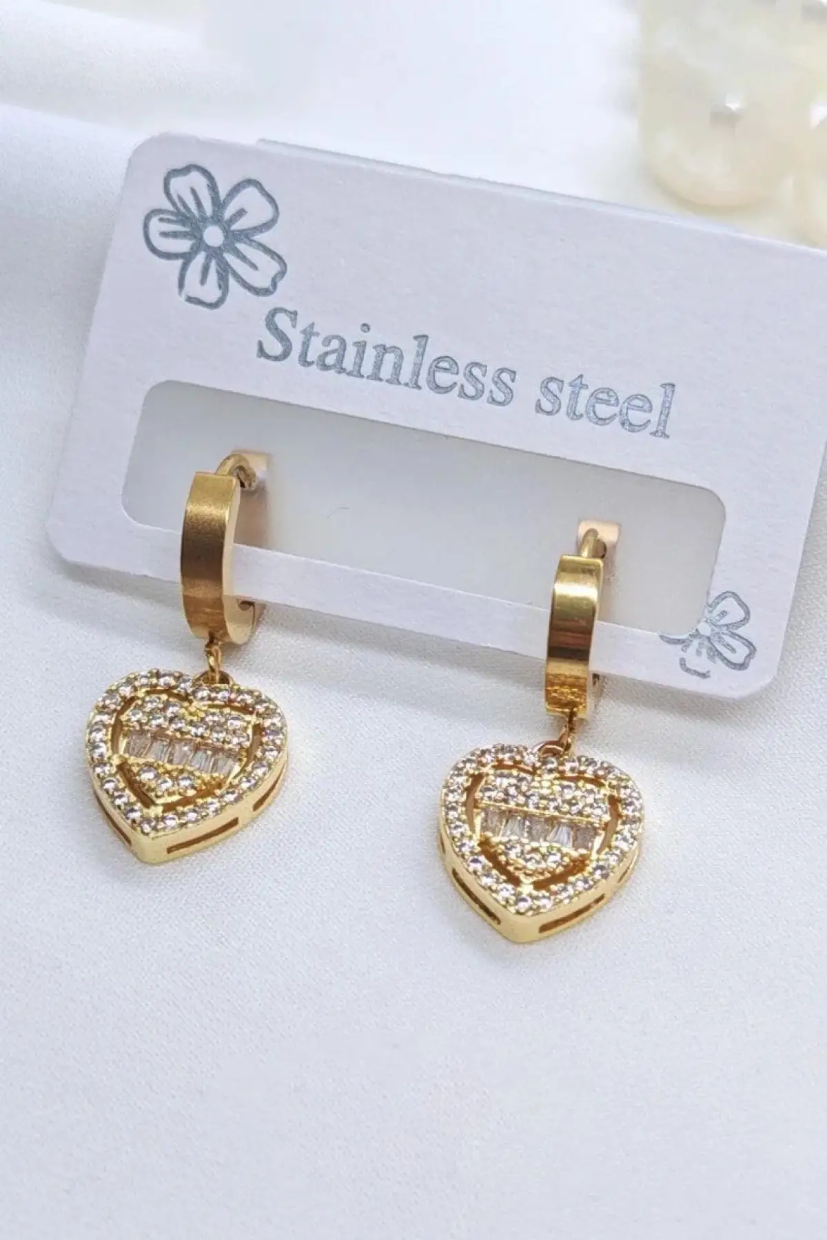 Altın Renk Kalp Figürlü Taş Detaylı Çelik Küpe (Çift)