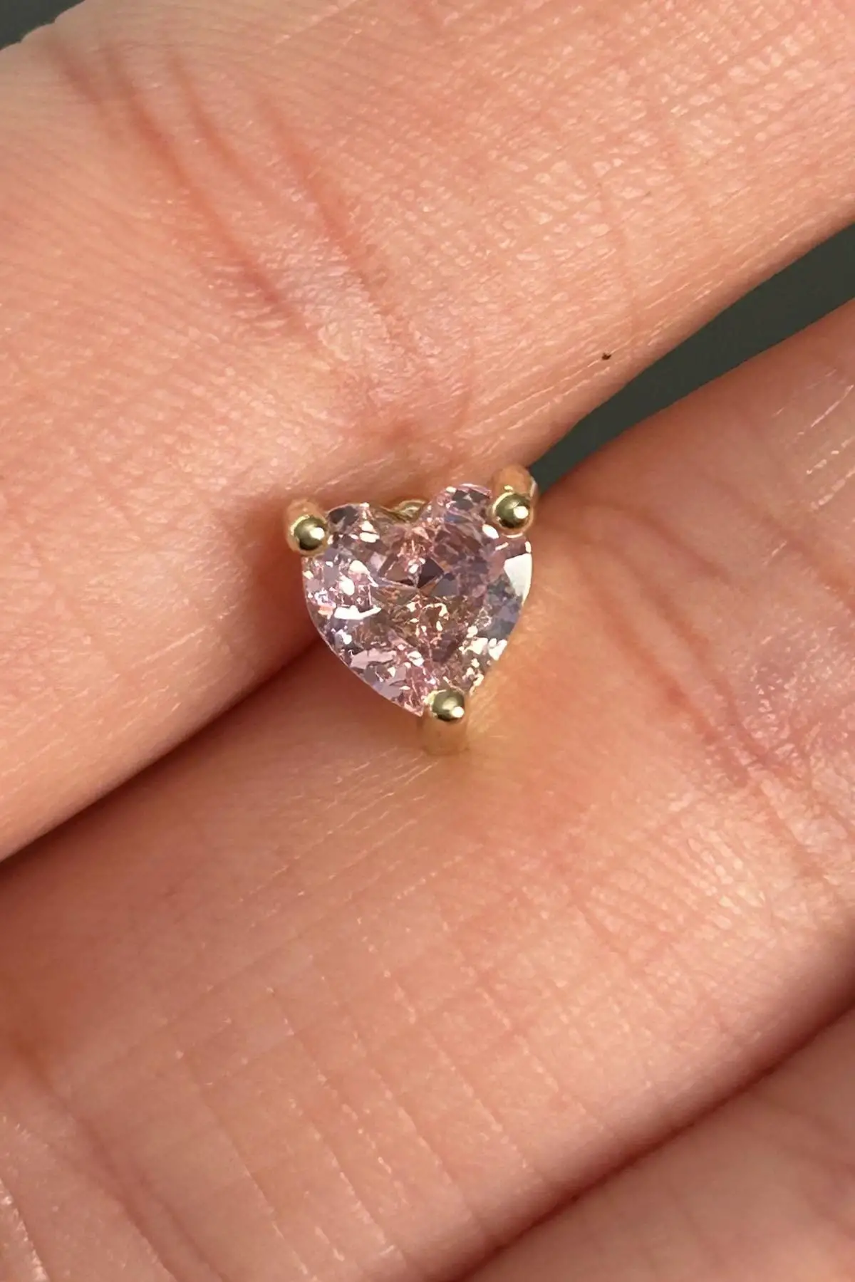 Altın Renk Kalp Figürlü Taş Detaylı Cerrahi Çelik Tragus/Kıkırdak Küpe/Piercing (Tek)