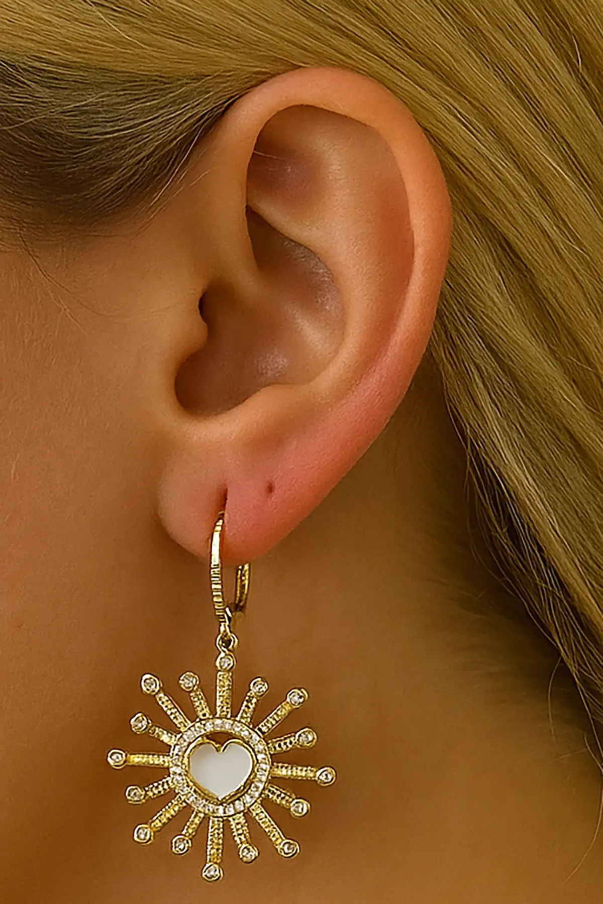 Altın Renk Kalp Figürlü Taş Detaylı Küpe (Çift)