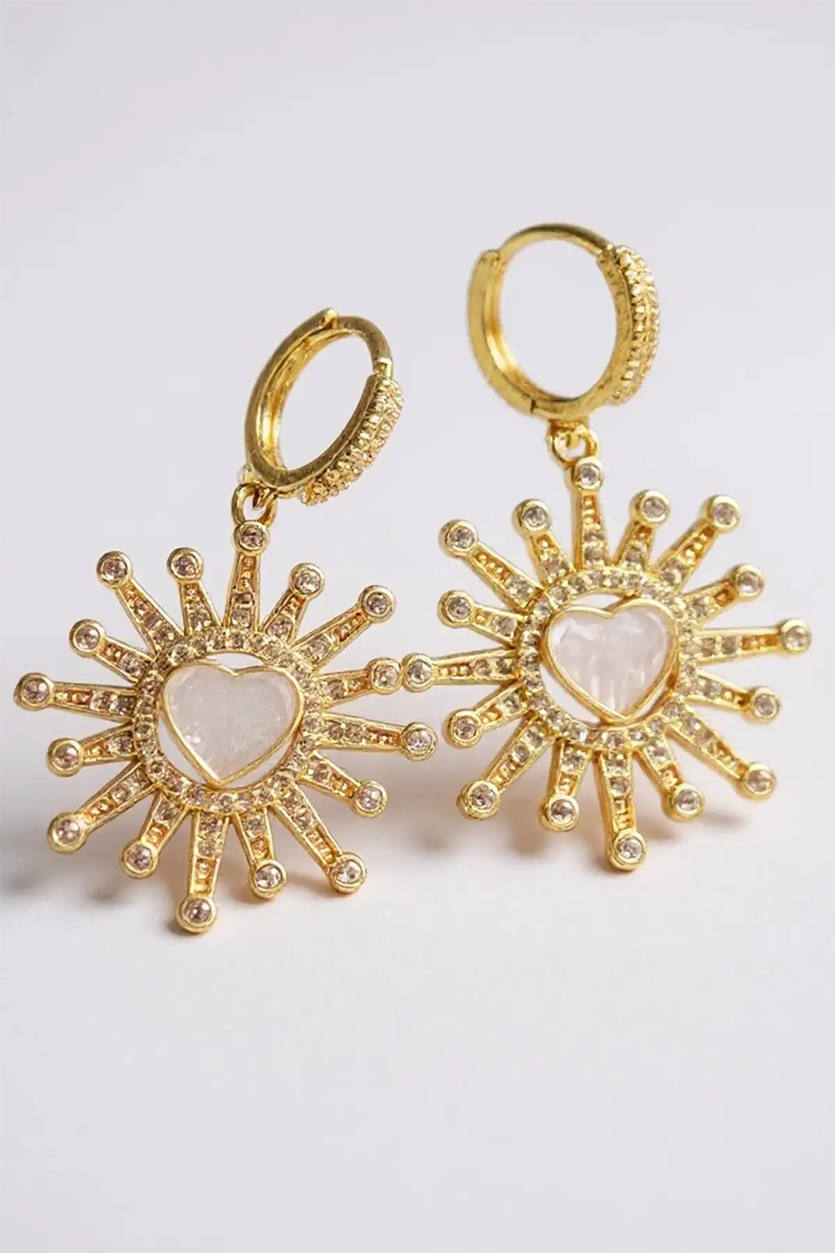 Altın Renk Kalp Figürlü Taş Detaylı Küpe (Çift)