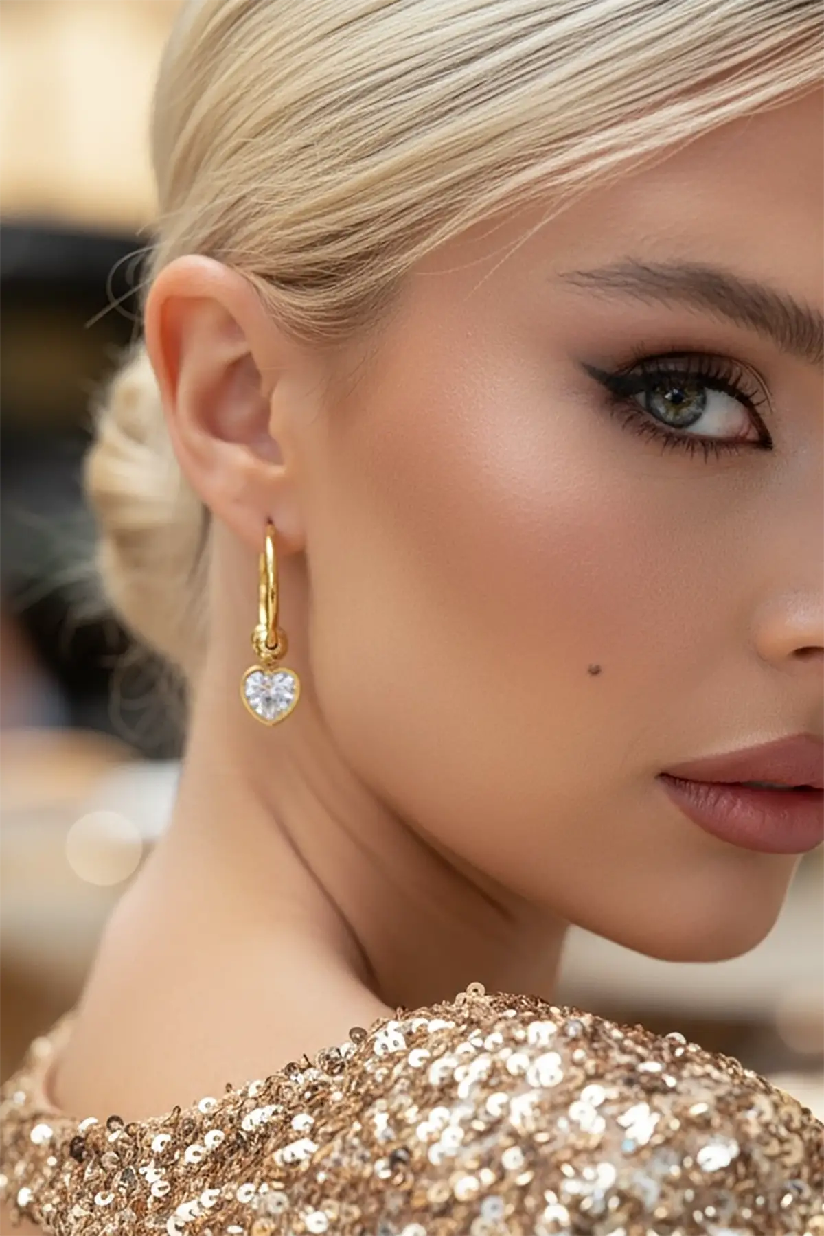 Altın Renk Kalp Figürlü Taş Detaylı Küpe (Çift)