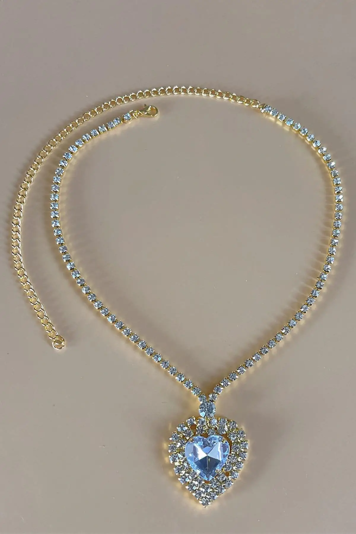 Altın Renk Kalp Figürlü Taş Detaylı Tasarım Abiye Kolye