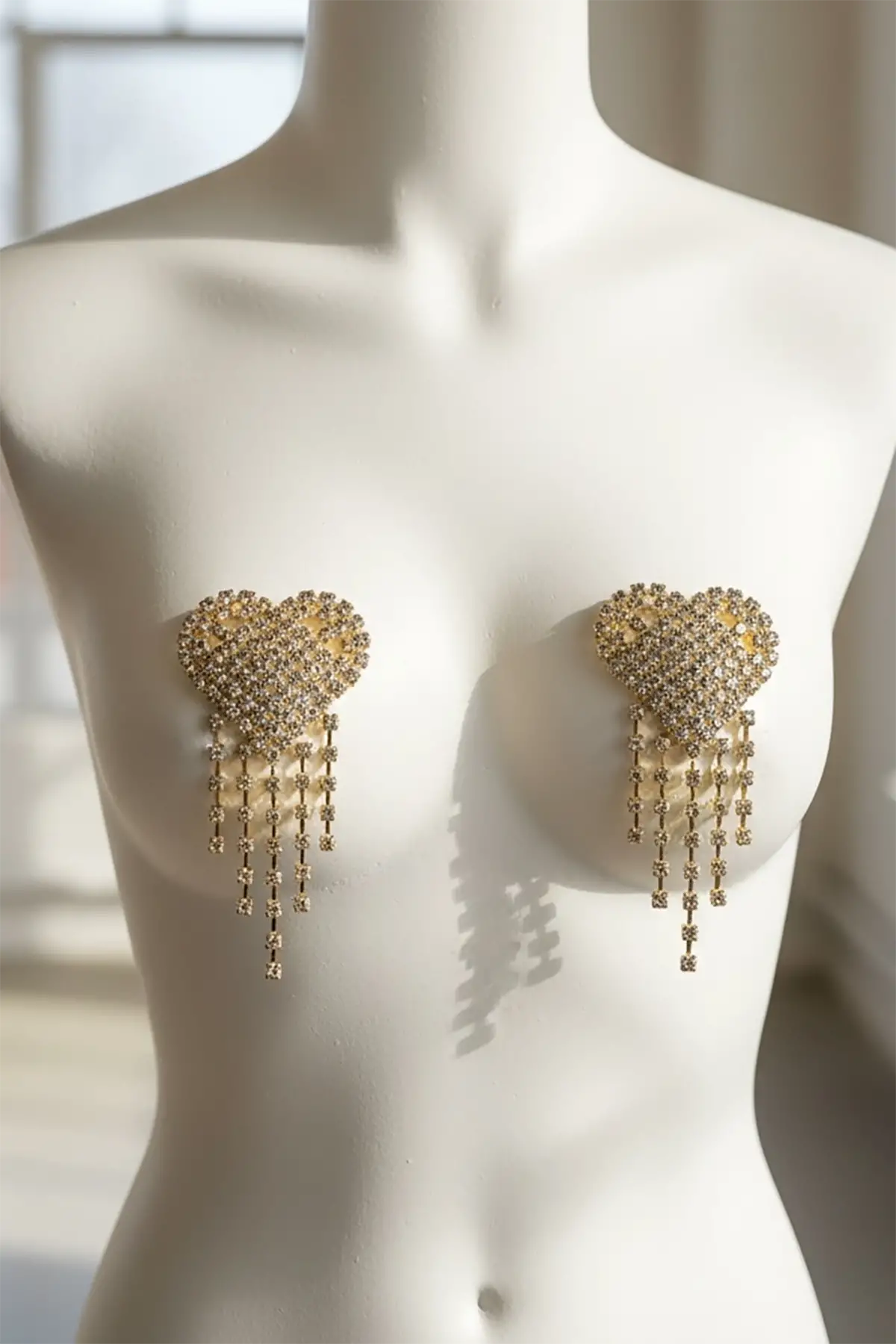 Altın Renk Kalp Figürlü Taş Detaylı Tasarım Göğüs Ucu Aksesuar