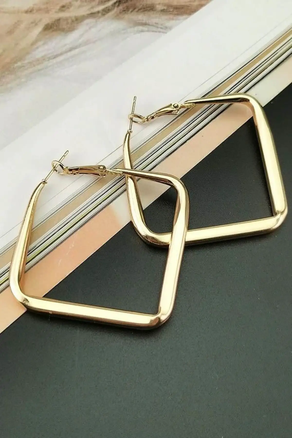 Altın Renk Kare Küpe (Çift)