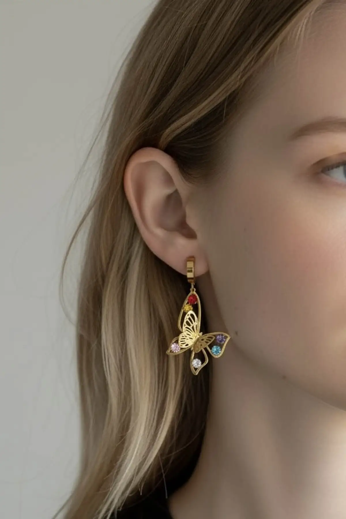 Altın Renk Kelebek Figürlü Çelik Küpe (Çift)