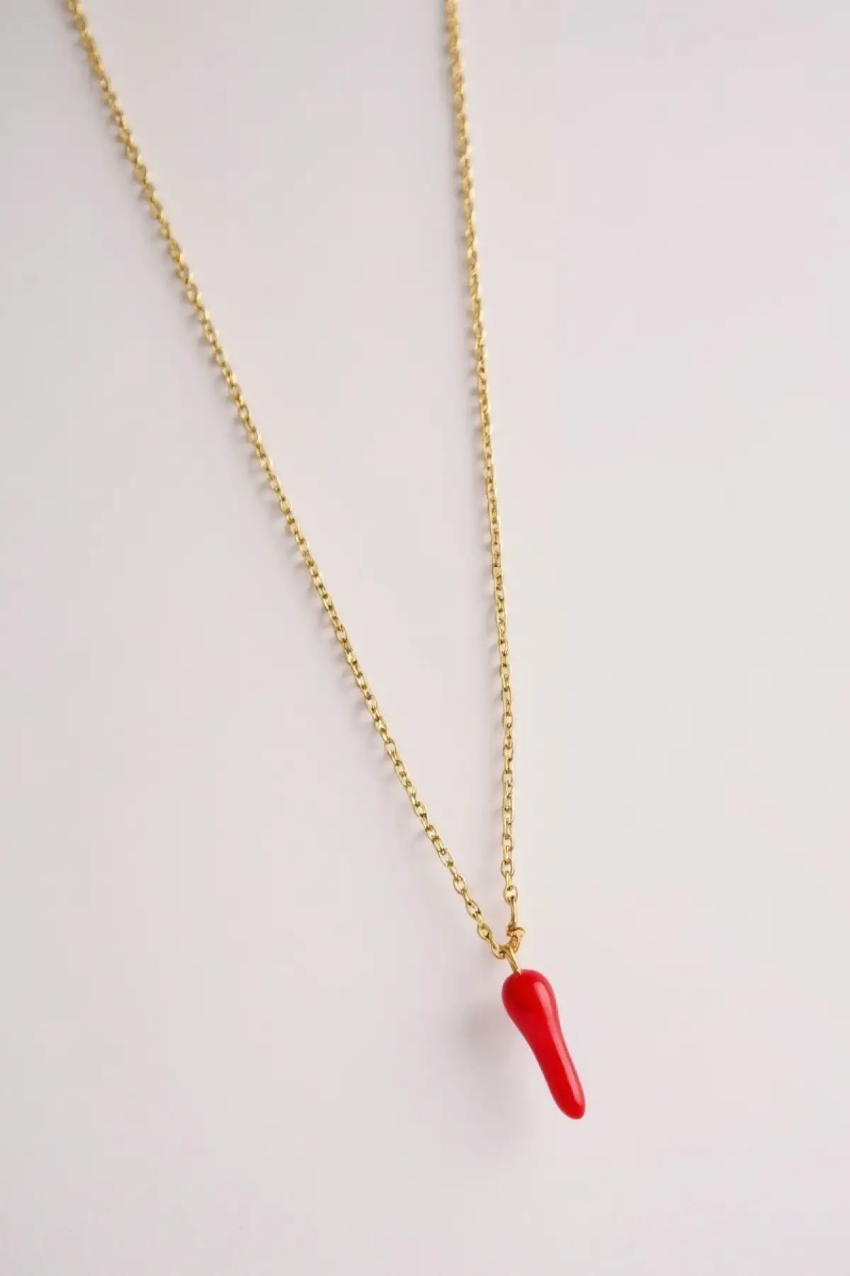 Altın Renk Kırmızı Biber Çelik Şans Kolyesi