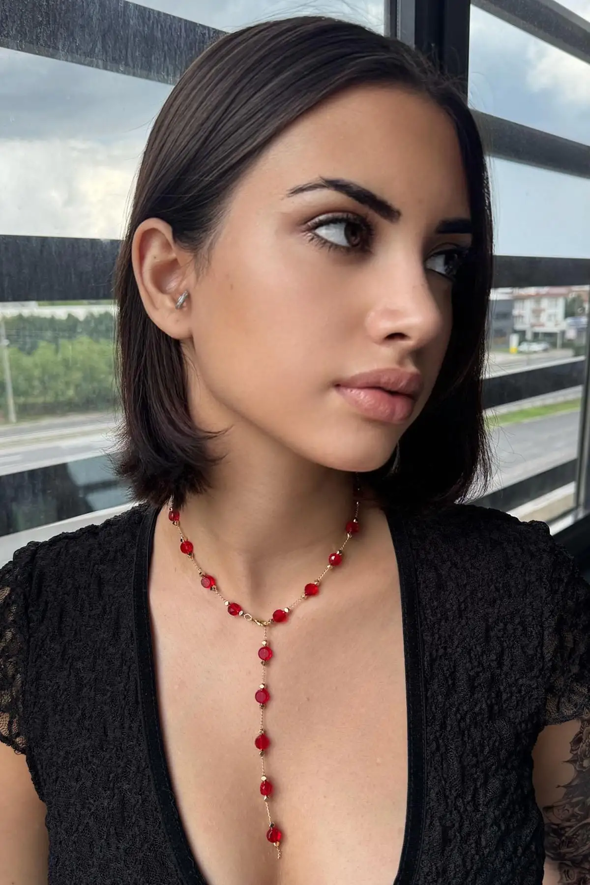 Altın Renk Kırmızı Taş Detaylı Çelik Y Kolye