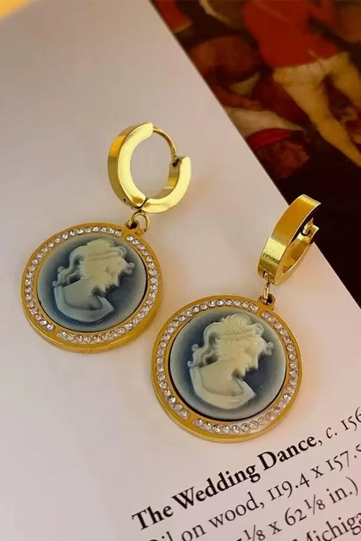 Altın Renk Kız Figürlü Çelik Küpe (Çift)