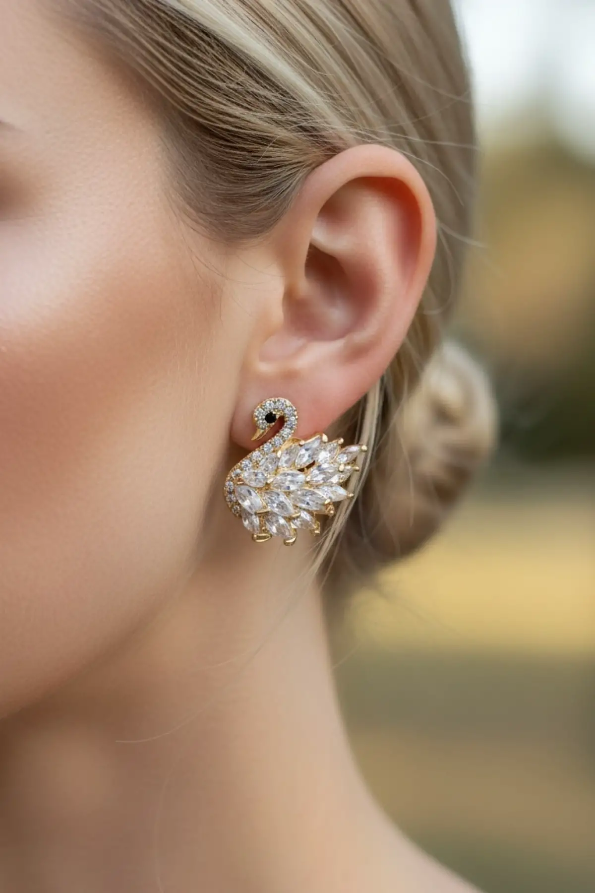 Altın Renk Kuğu Figürlü 14K Altın Kaplama Taş Detaylı Küpe (Çift)