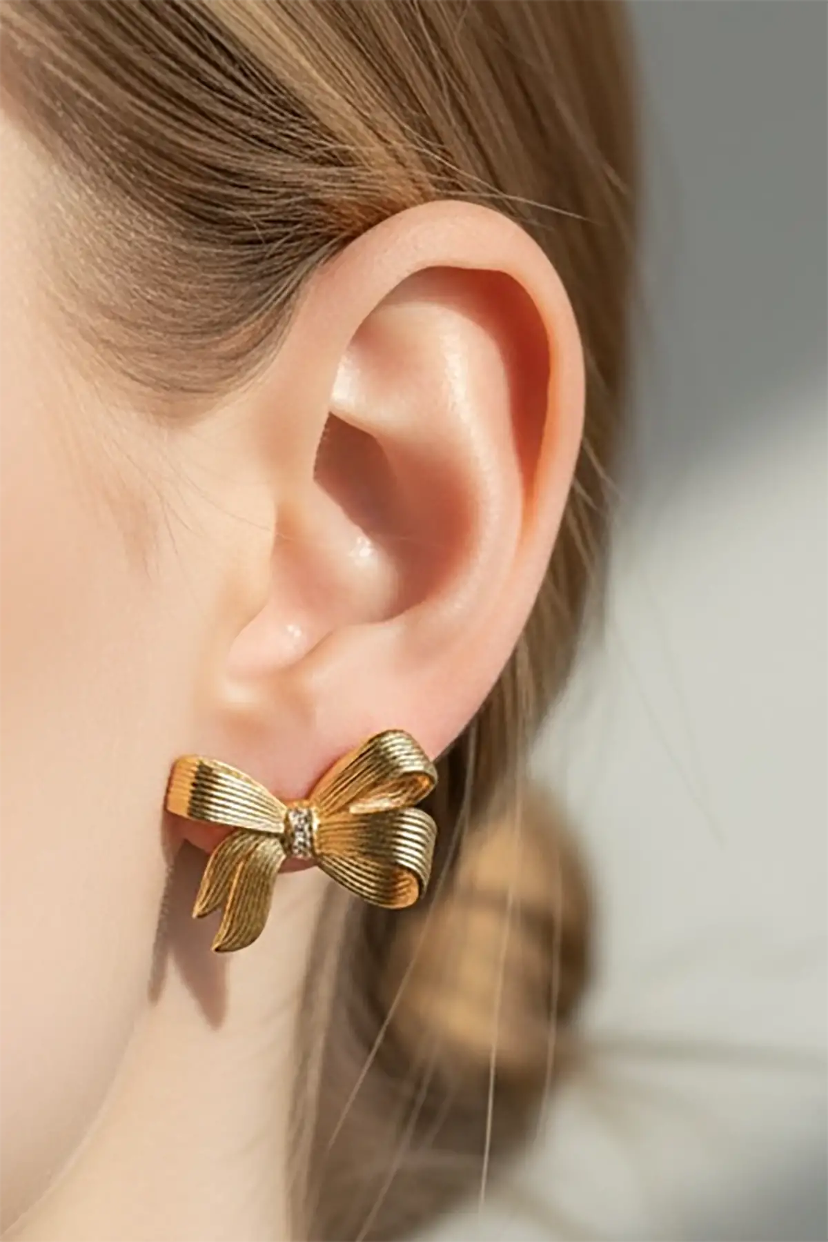 Altın Renk Kurdele Figürlü Çelik Küpe (Çift)