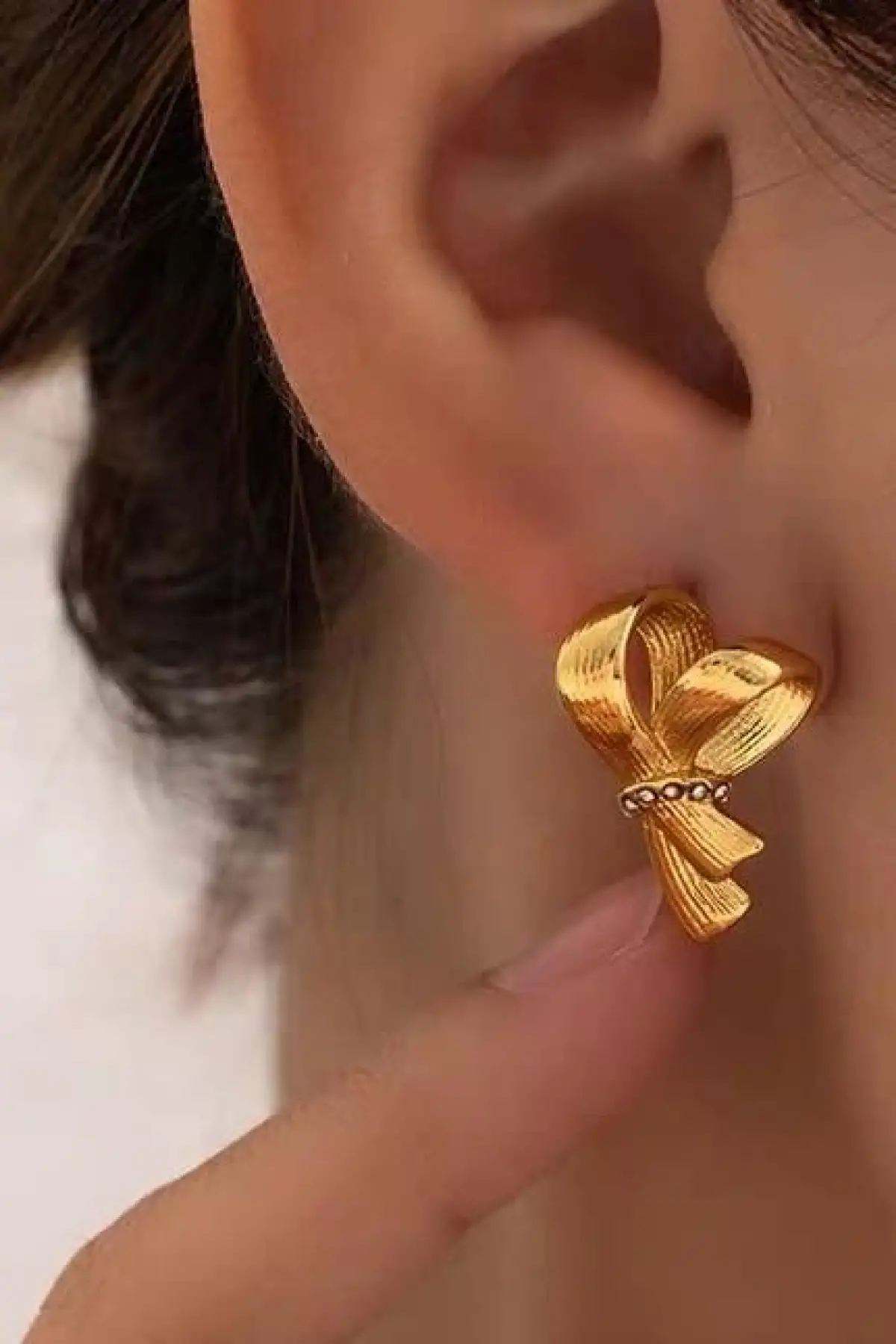 Altın Renk Kurdele Figürlü Çelik Küpe (Çift)