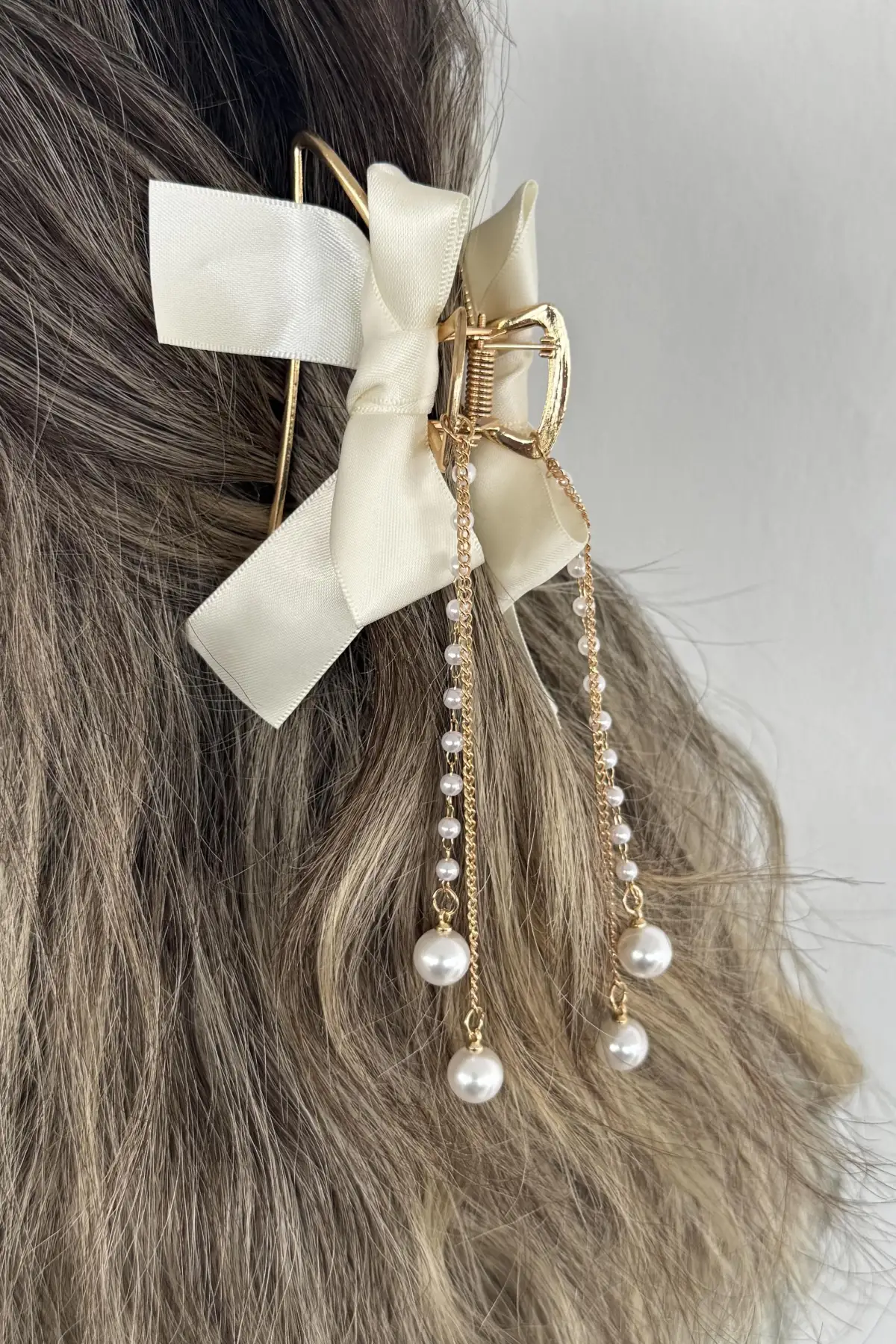 Altın Renk Kurdele Figürlü Sallantılı Metal Mandal Toka