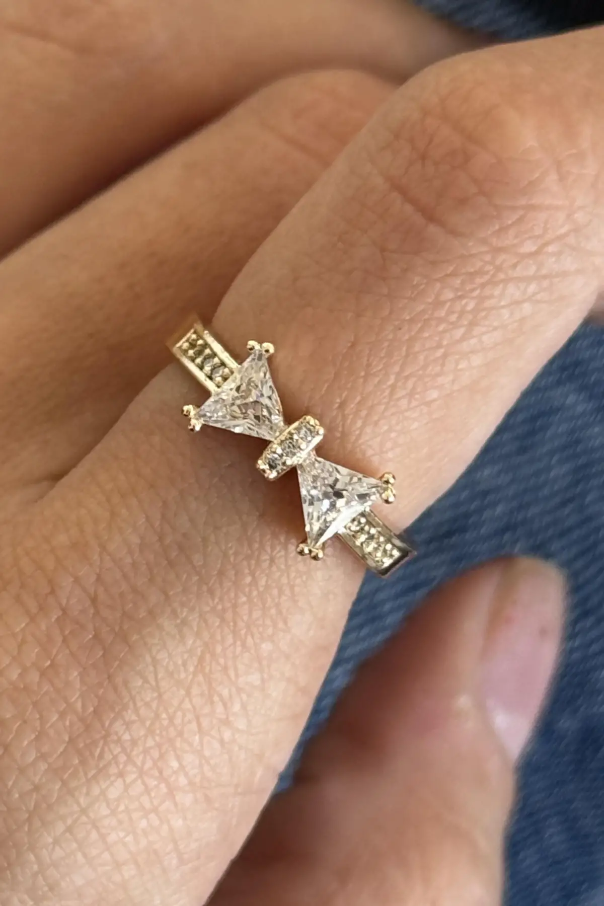 Altın Renk Kurdele Figürlü Taş Detaylı Ayarlanabilir Yüzük