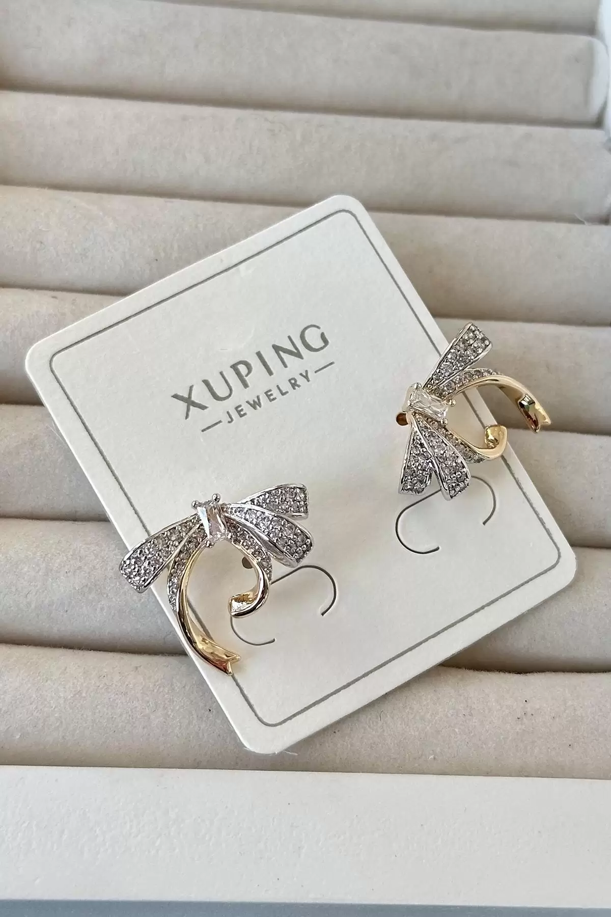 Altın Renk Kurdele Figürlü Taş Detaylı Çelik Xupıng VİP Küpe